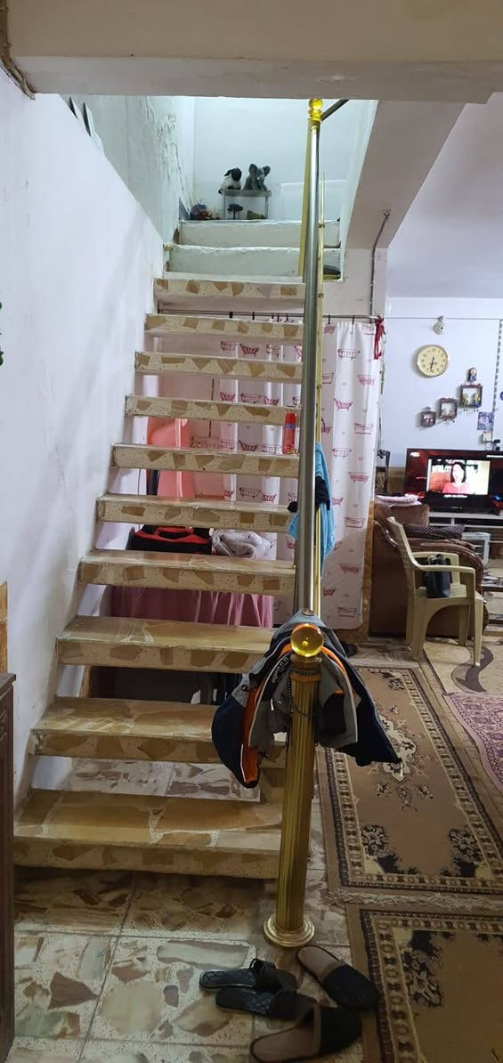 للبيع بيت بسعر قطعة ارض مناسب:
-الموقع: النجف الاشرف - حي الجامعة - منطقة 28 الف
-المساحة: ١٠٠م واجهة ٥م نزال ٢٠م
-الشارع بعرض ١٠م
-البيت طابقين يتكون من ٣ غرف نوم وصالتين واستقبال ومطبخ ومجموعة صحيات داخلية وخارجية
-سنة بناء ٢٠٠٨ شيلمان نظيف قابل للسكن

-لمعرفة السعر علق ب ' تم' يصل لك

-لمعرفة بقية التفاصيل تواصل خاص او واتساب او فايبر ***********

