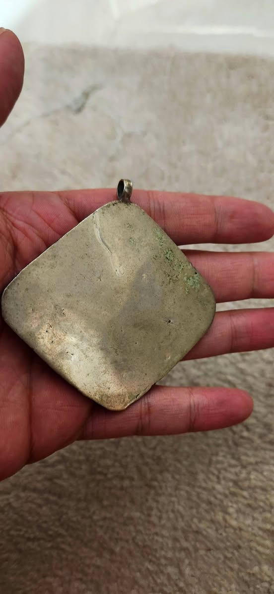 تميمة العقيق 
عقيق أحمر كريم 
مع نحآس و السبع معآدن قديم أنتيكه 
مع زخرف صنع ب أتقآن 
فقط 30 ألف


**إذا كنت صاحب هذا الإعلان وتريد حذفه لأي سبب، رجاءا أرسل رسالة إلى الدعم الفني**