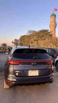 وبركاته  سبورتاج ٢٠٢٢ رقم بغداد باسمي  اللون نيلي .  حادثها بنيد مبدل ...