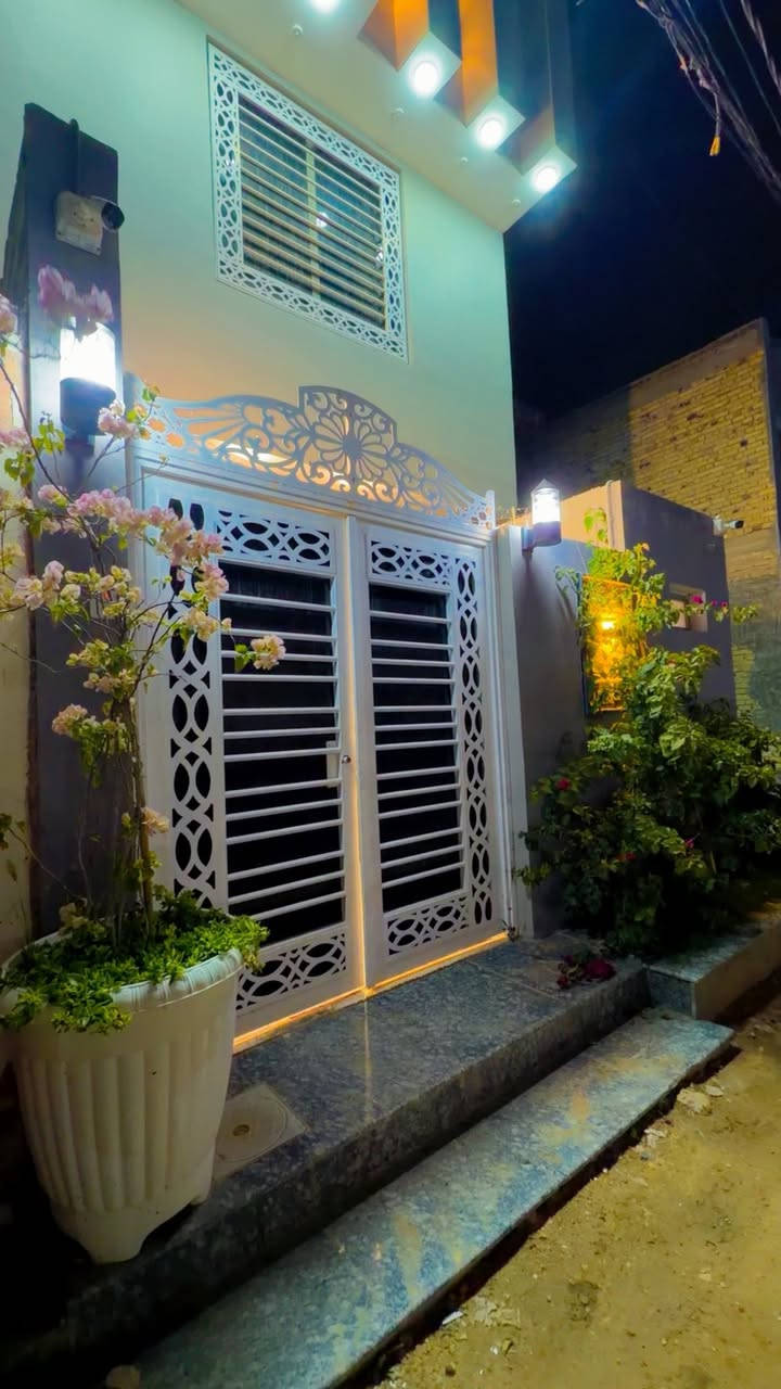 بيت للبيع حيّ النداء شارع المجمعات كفه مول بغداد طابقين
بناحديث بسعر مناسب ***********
