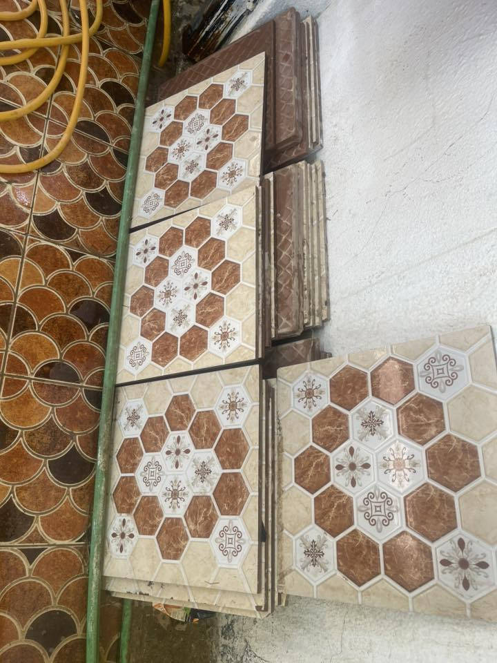 السلام عليكم بورسلين 7 امتار لبيع مامستعمل لبيع***********
