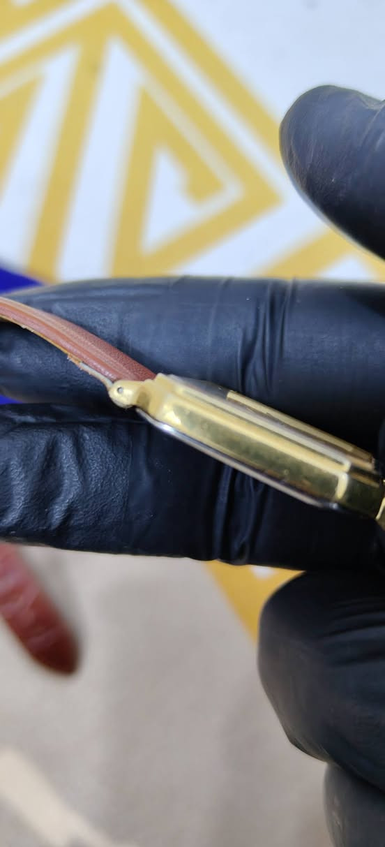 بسم الله الرحمان الرحيم
الى عشاق التميز والفنتج
ساعتان فنتج وجمال
الاولى ساعة جفري براند صناعة فرنسية انتاج نهاية الستينات من القرن الماضي نظام الكترونك طلاء ذهب والمينا طلاء فضة نظافة 98% سير جلد مضبوطة جدا بالوقت قطر 34 ملم شبه قشطة تصميم الاوميكا 11حجر .
والثانية سيكو تانك انتاج الثمانينات قشطة نظافة 98% قطر 28.7*36.6
تصميم اللونجين خمس احجار سير جلد
لتفاصيل اكثر او الحجز مراسلة الصفحة او الاتصال واتساب
***********
🌹الصدق والامانة شعرنا 🌹
