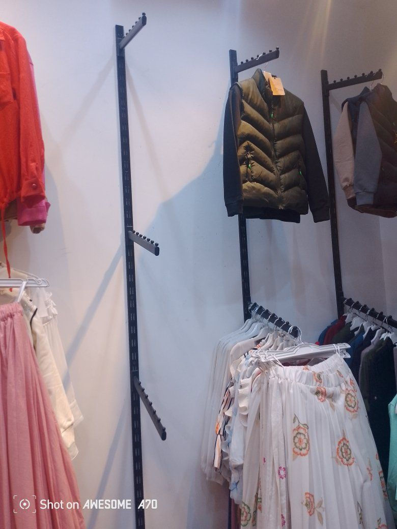 السلام عليكم 
ستاندات ملابس للبيع 18 قاعده و 54 تي بسعر جدا مناسب 
العنوان بغداد الجديدة
 ‏‪0771 634 5133‬‏
