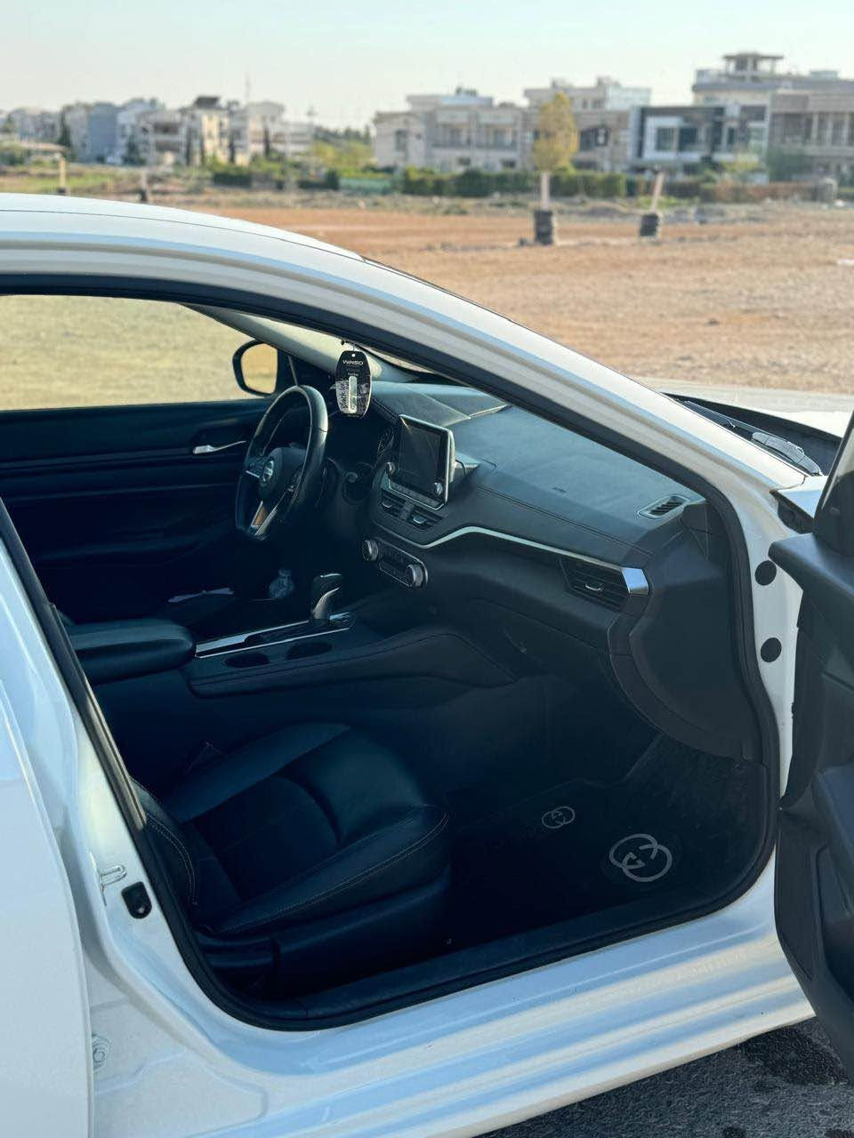 Nissan Altima 2020 SR 
 ئالتیما فول مواسەفات تەنها سلایدی نیە ٣ پارچەی هەیە جاملغی سایاق دەرگای سایاق و جاملغی لای سەکن دەرگای سایاق تۆزەک ژورێی گرتیە ئێسرباگ تەنها شانی تەقیە زۆر زۆر پاکەو دینار مەسروفی نیە 

رەقەم مۆبایل *********** whatsapp بۆ پەیوەندی.. أربيل, العراق
