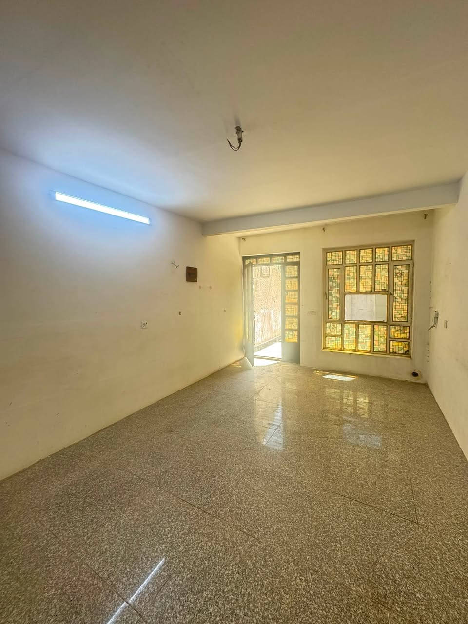 🏠 دار للايجار في منطقة نواب الضباط الشارع العريض قرب اسواق التوت المساحة 64 م 
للاتصال رقم الهاتف 
***********
