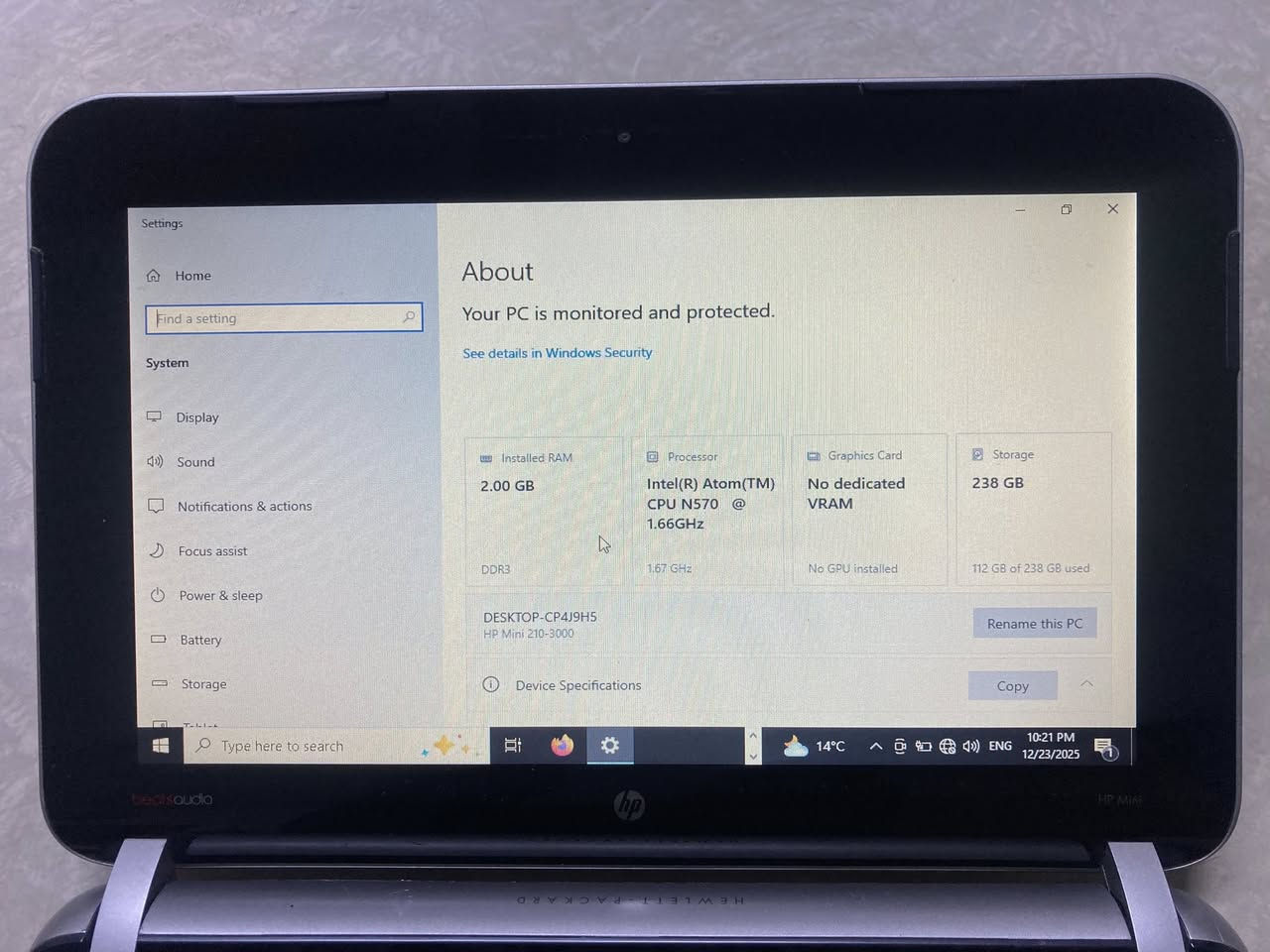 السلام عليكم
لاب توب  منيJo مستعمل للبيع 
Laptop go mini 10 “
***********
المواصفات 

المعالج :Atom 
الذاكرة : 250GB HDD
رام السرعة : 2GB
الكامرة الامامية : تعمل
الكامرة الخلفية : تعمل 
البلوتوث: يعمل 
الوافاي : يعمل 
السماعات : تعمل 
زر التشغيل : يعمل 
المنافذ : USB 3x-VGA 
يدعم منفذ السماعات  
الشاشة ١٠ انج : تعمل 
البطارية :  تعمل اقل من  ساعة  
نظام التشغيل : windows 10
ماوس : يعمل 
شاحنة : تعمل  
الاضرار : لاتوجد 

السعر : 45000 الف 
 الاتصال : ***********
بغداد شارع فلسطين ساحة الموال
