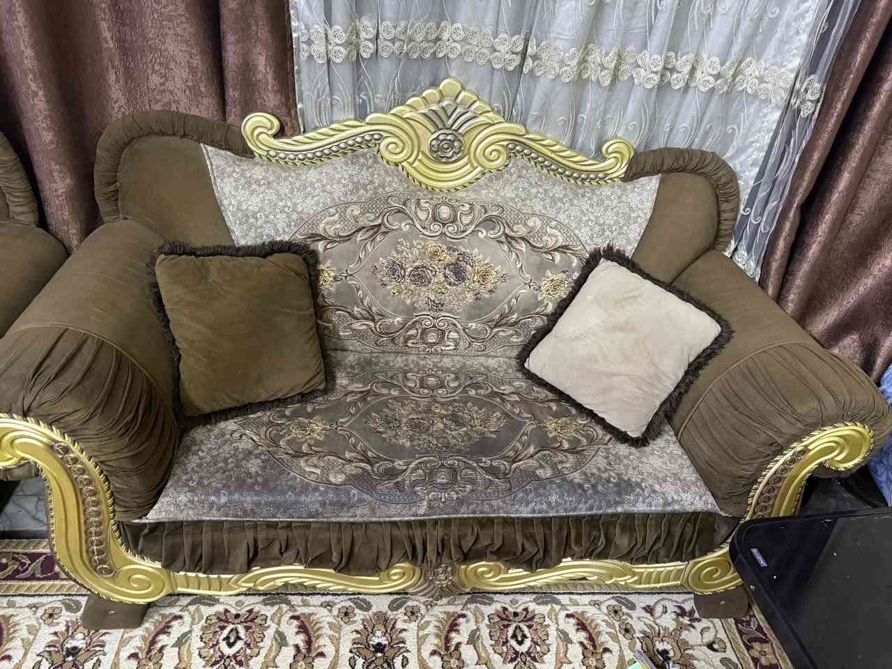 ااسلام عليكم تخم قنفات 10 مقاعد نضيف كلش زرف مابي ولا عيب بس يرادله تنضيف انطي سعر وتعال اخذه لان اخذت بيت والصاله مالته زغيره واخذت غير تخم 
بغداد الحريه ***********
