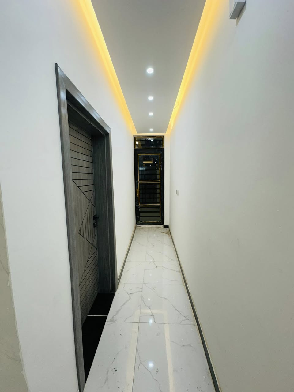 السلام عليكم 
دار مساحه 100 متر للبيع 
وجه 5 نزال 20 
طابو ملك صرف 
يحتوي على 
كراج و مدخلين و صاله و مطبخ و غرفه نوم وخدمات 

الطابق الثاني يحتوي على غرفتين نوم و خدمات و سطح 
الموقع الدوره ابو دشير قرب مستوصف التحدي 
الاستفسار الاتصال على الرقم
***********
***********
