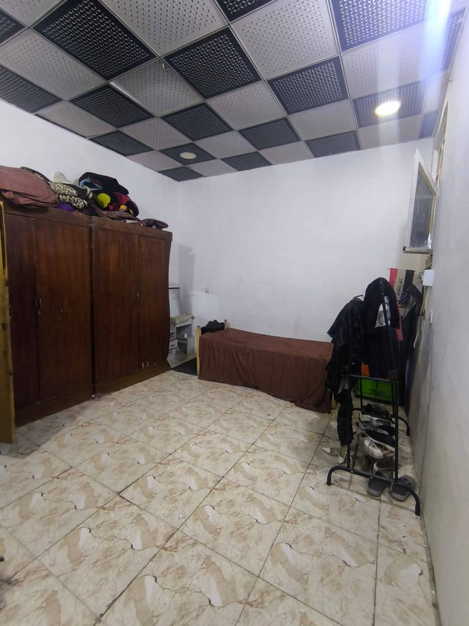 بيت في كربلاء حي الوفاء شارع 20
قرب المستوصف بضهر شارع 20 بالضبط عرض الشارع 10م
البيت مساحته100م
واجهه5م ونزال20م
طابقين الطابقه الاول طابوق كونكريت الارضيه بورسلين متر بمتر ابو ال12 الطابق الاول يتكون من صحيات خارجيه استقبال مطبخ صاله حمام داخلي وغرفه نوم 
الطابق الثاني بلوك نص عكاده ونص سنويش غرفتين نوم وحده نضام سويت وحده عاديه 
البيت مطلوب للعقار 35 مليون الي يشتري يكدر يغير كفيل ويسدد بالشهر 500 الف ويستقطعن من سعر البيت 
رقم البيت 24655 
السعر 155 وقابل للتفاوض
*********** واتساب 
*********** اتصال
