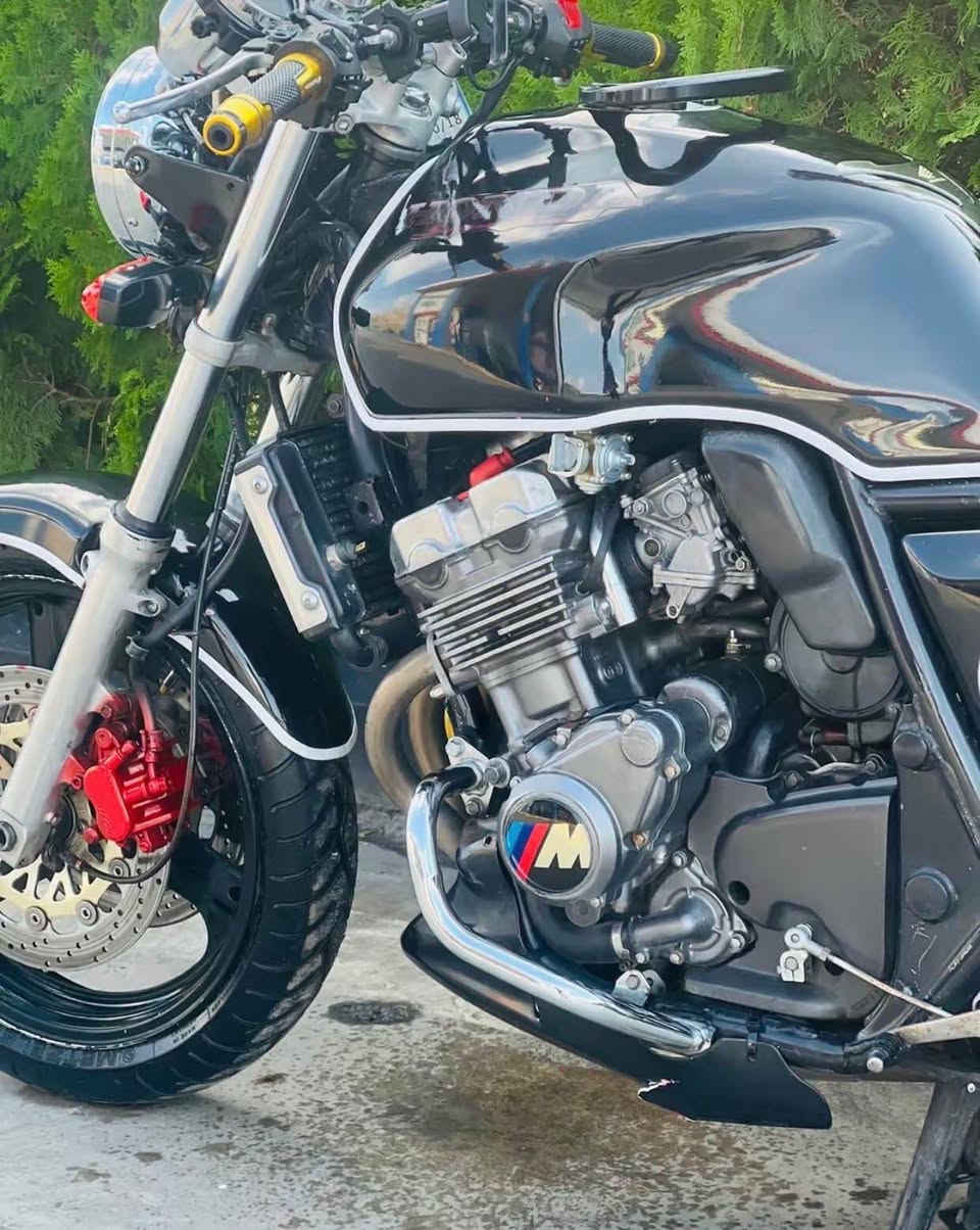 Cb400🔥 بۆ فرۆشتن
مۆدیل ١٩٩٨
بێ سبوخ 
گێڕ و مەکینە بەشەرتی ١٠٠وەستا
هەردوو تایەی نوێ 
ڕۆن و فلتەری نوێیە  
گزۆز سپۆڕت سەوتەکی خۆش 
کامل جوانکاری
شوێن هەولێر - قوشتەپە
*********** أربيل, العراق
