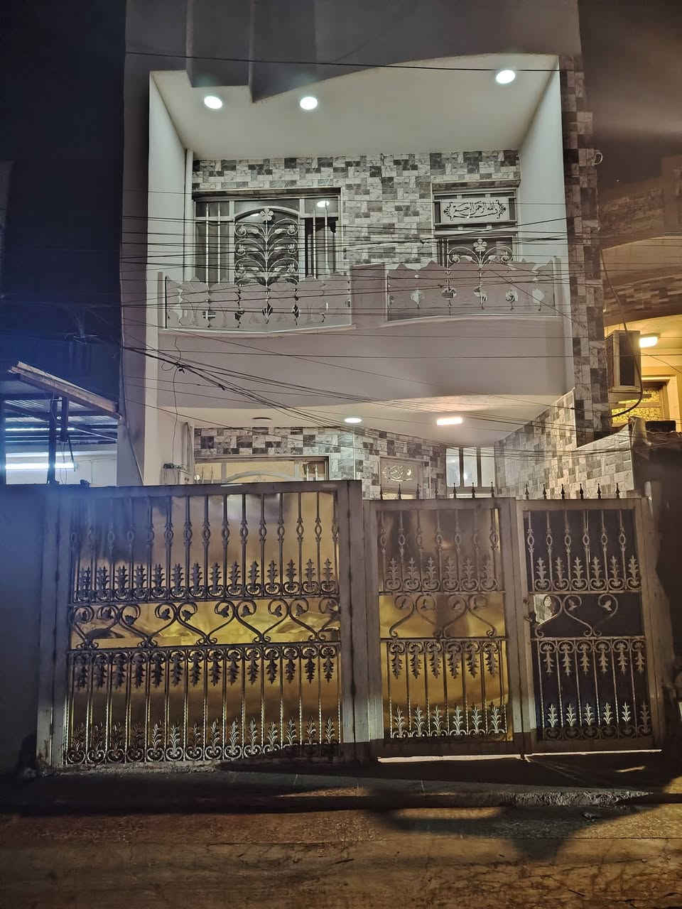 سلام عليكم
دار للبيع طابو صرف مساحه ٦٥ متر
واقع الحال ٧٢ متر
الواجه ٤.٥
النزال ١٦
مدخلين استقبال وحولي ومطبخ
الطابق الثاني غرفتين نوم
الموقع الدوره حي الوادي قرب السريع
السعرررر ١٥٥
البيت بسمي
***********
