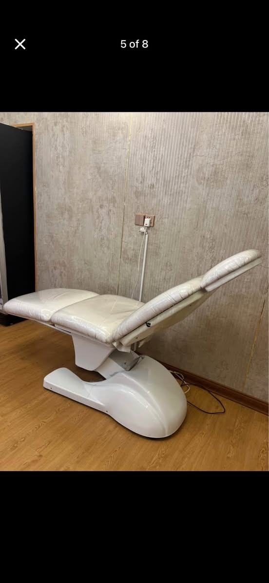 سدية تجميل كهرباء ٣ حركات بحالة جيدة شغاله لون ابيض ومدوشمه نايلون / ٣٠٠ الف والتوصيل ٥٠ الف / ***********
