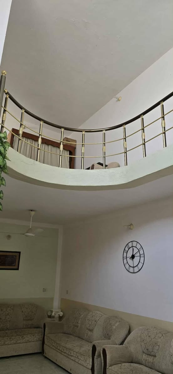 دار للبيع
الموقع / خانقين , اركوازي كيعان وريا قريب من الشارع العام
يتكون من طابقين ، الطابق الأول غرفتين نوم واستقبال وهول داخلي ( Open Holl ) ومطبخ وصحيات ومنور كامل وكراج للسيارة وحديقة ،
والطابق الثاني يتكون من غرفتين كبيرتين
مساحة الأولى ٤ x ٧
والثانية ٤ x ٥ ،، وبلكون مفتوح أضافة إلى وجود بئر ماء مشترك
للأستفسار اكثر حول التفاصيل الأتصال بالرقم
 ***********
