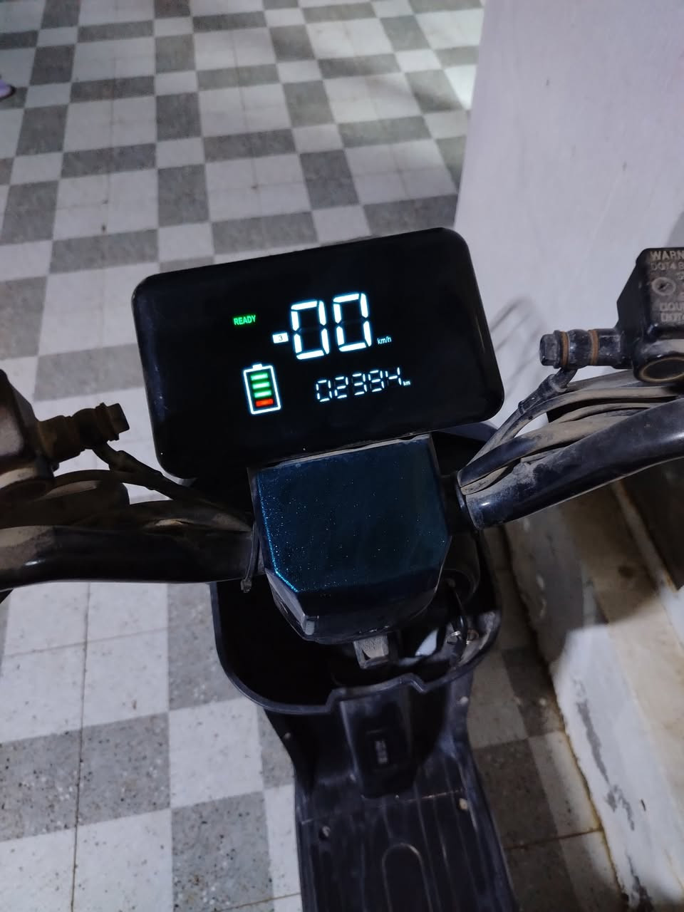 السلام عليكم دراجة شحن R9 للبيع نضيفة موديل 2025 مستخدمة قليل بطاريات أصلية كلشي بيهة نضيف وشغال سعره 275 وية الصندوق اي استفسار متوفر وتساب واتصال *********** مكاني  تقاطع القدس قرية السبتية
