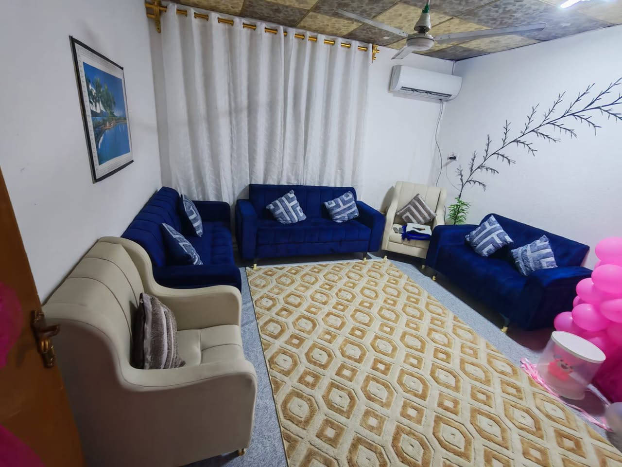 قنفات البيع تركي لون نيلي وبيجي مخادهم نيلي وبيجي ستخدام شهر فقط نضاف ومابيهم كسر ولا شك ولا اي شيء سعرهم575 الف عنواني بصرة قبلة حي مهندسين سبب بيع اريد اشيل من شقة طابق ثاني 
رقم الهاتف وتساب ***********
