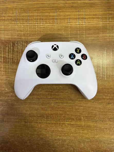 سلام عليكم اكس بوكس سيرس اس نضيف جدا  مامفتوح للوك ستيكر مع جويستك الاصليه للبيع مع كامل الملحقات بل اضافه الى ملحقات اضافيه قاعده تبريد + بطاريات جويستك + جويستك كيم سير 
عنواني النجف 
السعر ٣٨٠ 
تواصل وياي واتس اب ***********
