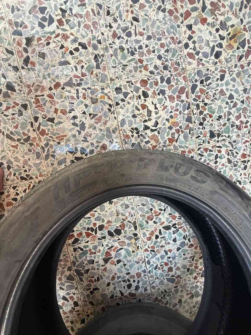 زوج تايرات. نظيفات. ***********
