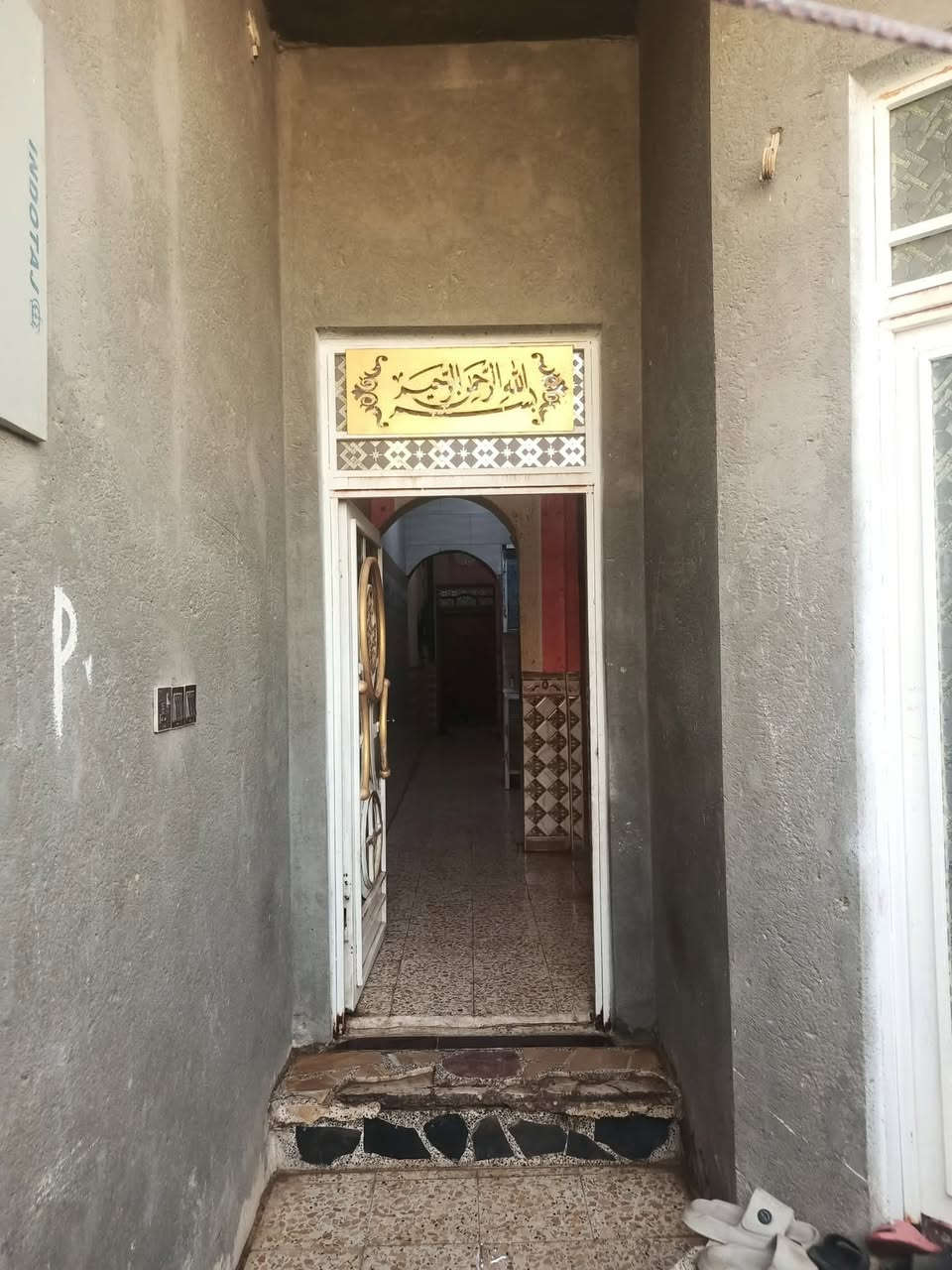 مشتمل للبيع المساحه 110 م العنوان مغربه الشيشان 2 نهايه السايدين قريب على شارع 30  للستفسار اتصل على الرقم/*********** بيت نضيف كونكريت سنه البناء 2018 يتكون من غرفه نوم صاله صحيات داخليه وخارجيه مطبخ استقبال
