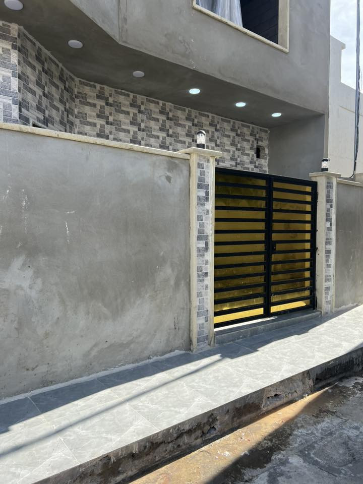 السلام عليكم 
العقار للبيع 
مدخل فلسطين ال ٩٥ جمعية الفلاحين ملك صرف 
قرار ٢٥ 
طابقين يتكون من ٦ غرف نوم وهول واستقبال ومطبخ 
ومناور عدد ٢ 
المساحة ١٣٠ متر الواجهة ١٠ أمتار 
البيت مؤثث بالكامل 
الطابق الثاني ماكامل 
أي استفسار الاتصال على الأرقام
***********
***********
