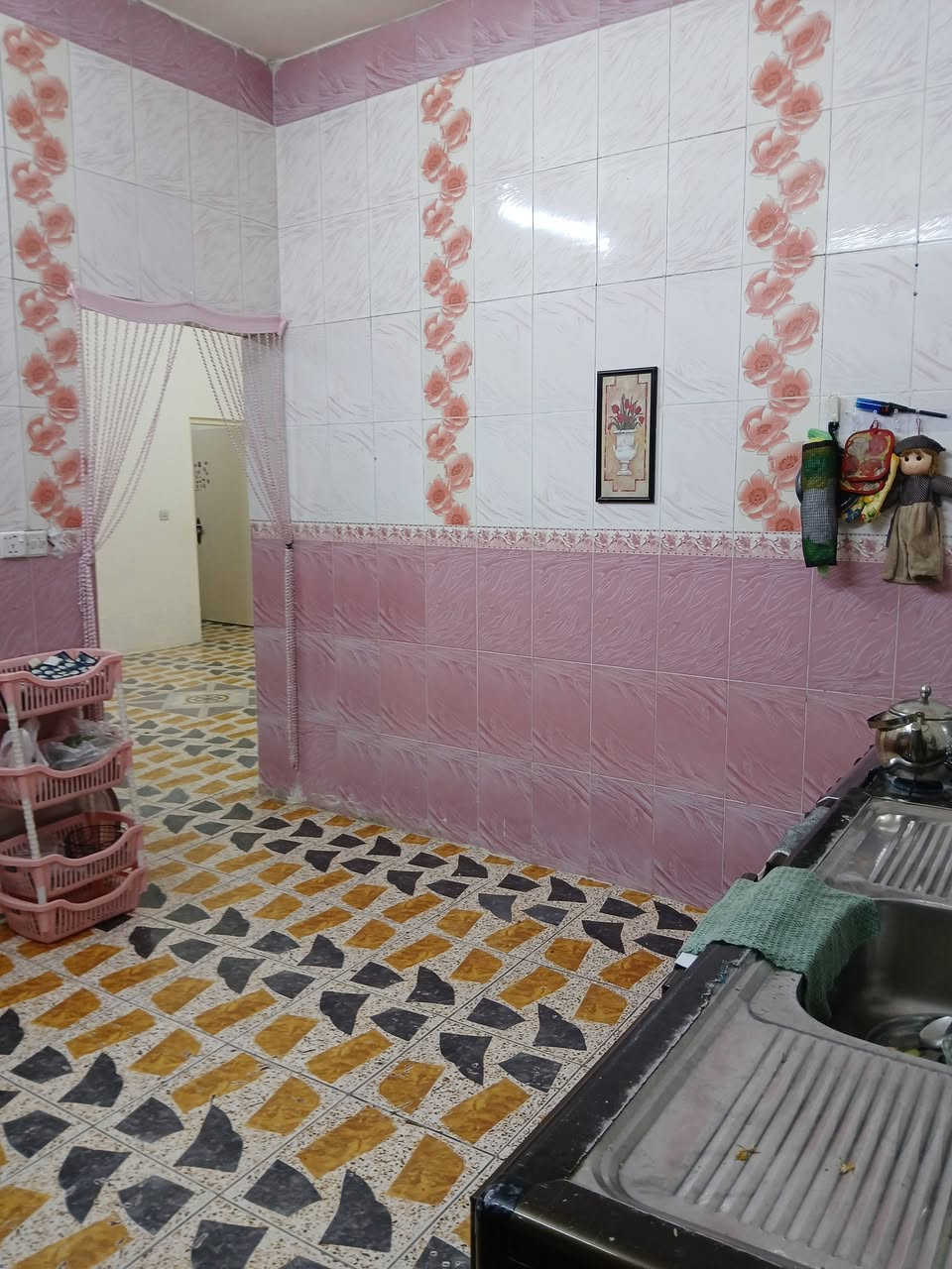 السلام عليكم للبيع دار المساحة ١٤٠ واجهة سبعة ونص مدخلين البيت مكون من كراج وحديقة غرفتين نوم مطبخ مع حولي وترك خلف البيت شارع عريض العنوان بغداد الراشدية مركز الناحيه اول فرع في شارع المراسمه مقابل ماركت السدرة هاتف *********** الرقم بي وتس أب
