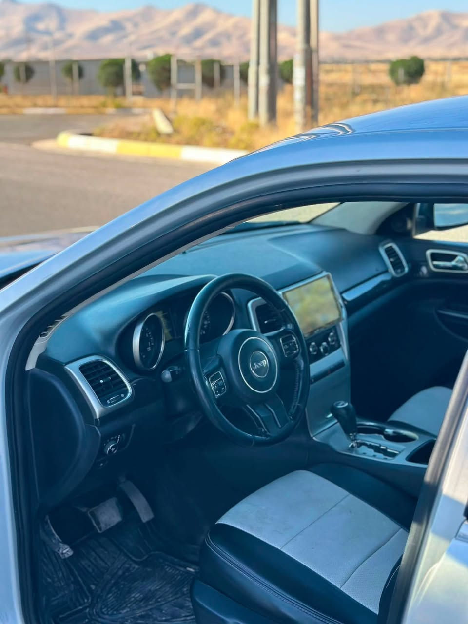 jeep grand cherokee
2013
جێب لاریدۆ 
مۆدێل(٢٠١٣)
سەیارەکە ساخە پێشو دووای کەپسە
 تەحەکوماتی سەر سوکانە
قوشن جلدە
تەبریت سارد-گەرم
چوار جام کارەبا
بە شەرتی گێڕ و مەکینە
سەیارەکە کۆدی بۆ کراوە
نرخ(٦٣)
بۆ زانیاری زیار پەیوەندی بکە بە(***********)
