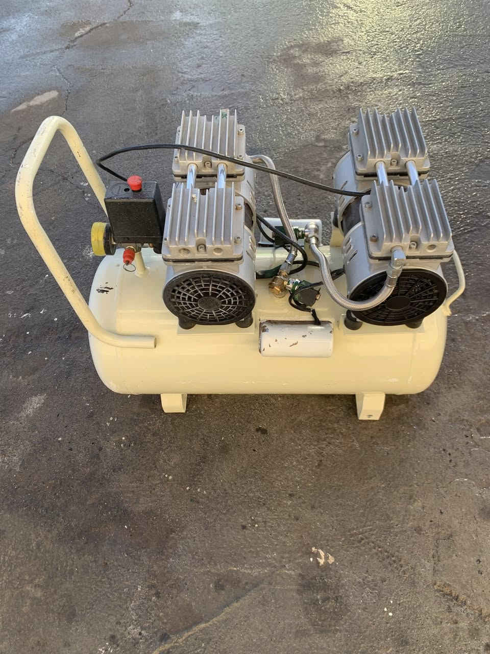 سڵاو هاوڕێیان ئەم کۆمپرێسەرە و غەسلە بۆ فرۆشتن کۆمپرێسەرەکە زۆر تازەیە سعری کۆمپرێسەرەکە ٨٠ هەزار غەسلەکە ٣٥ هەزار  لەگەڵ ڕێزدا..ژم***********
