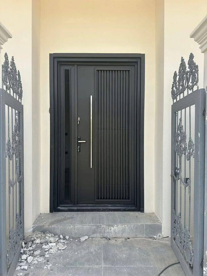 حدادة عامة ابواب وشبابيك ومراجيح وسقائف وجراجيب وابواب بديل خشب ابراهيم الحداد ***********
