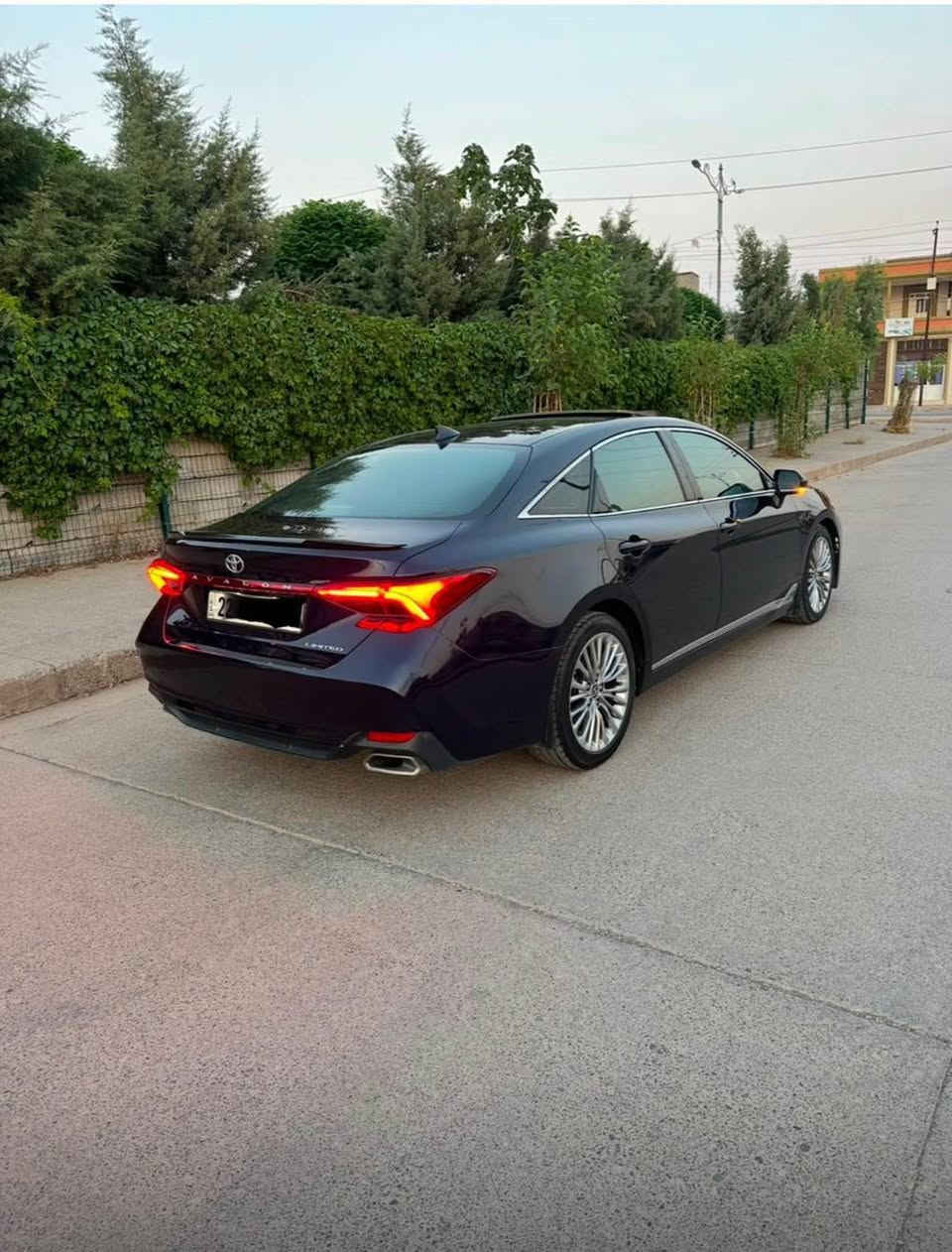 به ناوي خواي گه وره

تويتا ئه ڤه لون ٢٠٢١فول فول مواسه فات 

ناوقه يسي داتاشو. سلايد كوشن گه رمو سارد 

لايتي بيشو بشتي ليده به سمه  

راداري هه رچوار لا  بريك به سمه 

گير سبورتو نورمالو ايكؤ 

له ئه فه لؤنا له وه فولتري نيه

دوبارجه ي بؤياغه  بيناو

٤٩مايل رؤشتوه شوختو سارد ته رزه ي نيه

به شه رتي هه مو شتي. ديناريك مه سروفي نيه 

٢٢٩گه لاو  كه ميك محامه له

رنگي نيله له گه ل ره شا فه رقيكي واي نيه 

*********** رانية, السليمانية
