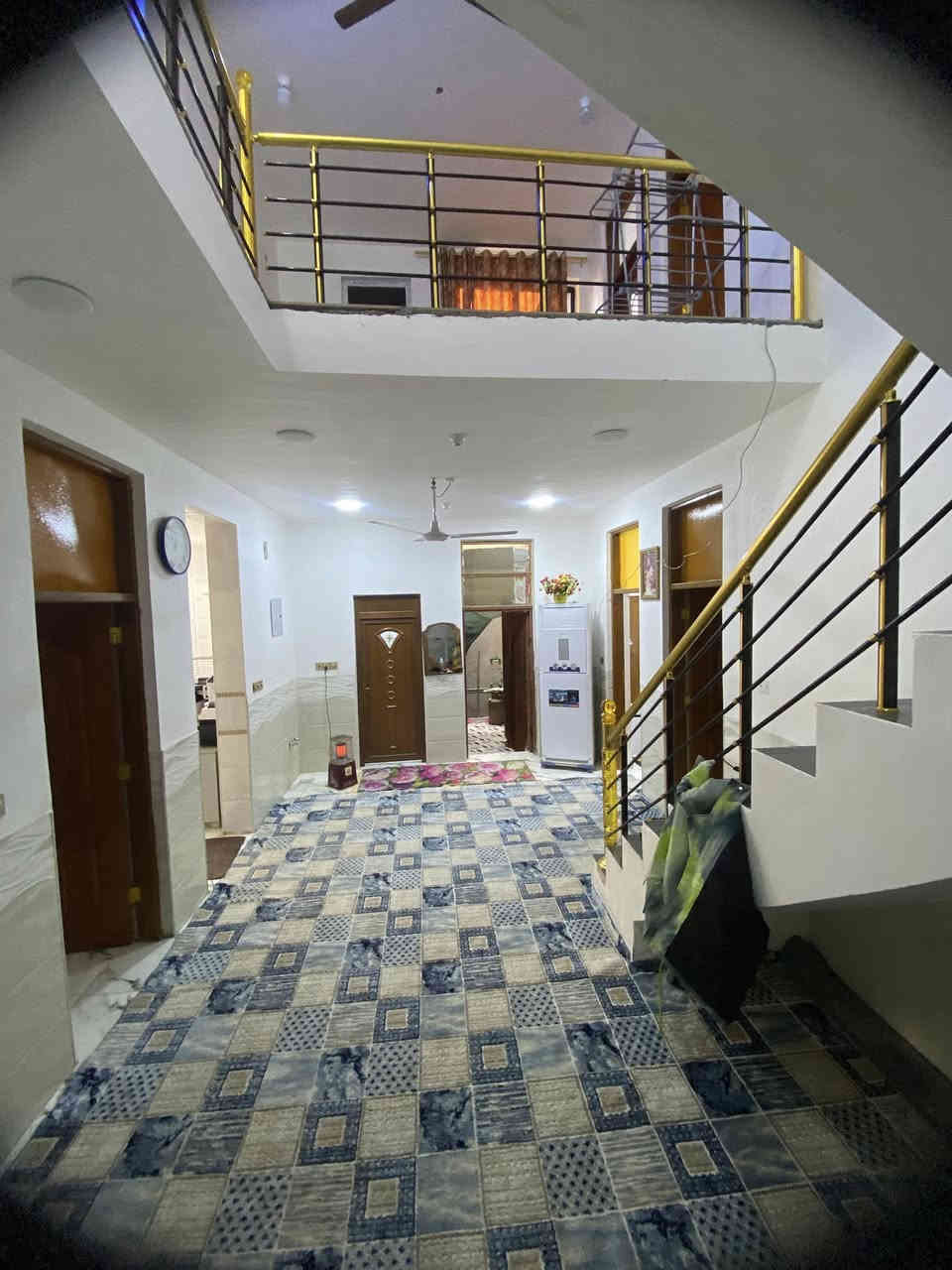 السلام عليكم دار في زين القوس بشارع الكفاح مساحة الدار 200م متكون من أربع غرف +استقبال+مطبخ+هول مثل ما موضح بالفيديو بناء القاط الثاني نفس بناء الجوه +محلات ثنين بناء جديد للاستفسار ***********
