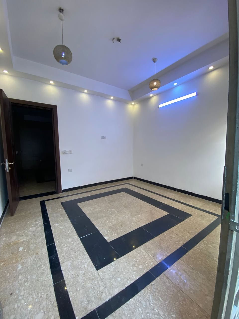 💎 للإيجار في السيدية 💎
📢 منشور رقم: ((545))
🏠 مكتب المتحدة للاستثمار العقاري
بيت💒 طابقين  مساحة 50متر     
يتكون من:. 
💠2 غرف نوم نظام سويت
💠 صالة واسعة
💠 مطبخ معزول  
💠 خدمات عدد٢
بدل الايجار 800 الف
📍 الموقع: السيدية”  

————————————
📞للاستفسار:☎️ ***********

📍 موقع المكتب:
 السيدية – قرب  مجمع السفير 

🏢 المتحدة للاستثمار العقاري
