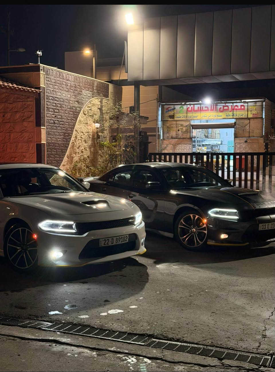 السلام عليكم رمضان كريم 
دوج جارجر RT مديل 2021 
رقم بغداد ب اسمي تحويل ثاني يوم
السياره جديده و على ايدي ماشيه 51.000 مايل 
تخم تاير جديد حداديه جديده ترايك وين ما تريد 
ستوك ما معدل عليها اي شي السياره بلاد
معروفه مواصفات RT 
السياره وارد امريكي حادثها من امريكا قطعتين مبدلات نفس اللون و البنيد مقسم 
العنوان البصره رقمي ***********
السعر ٢٣٥ وبي مجال البصرة, العراق
