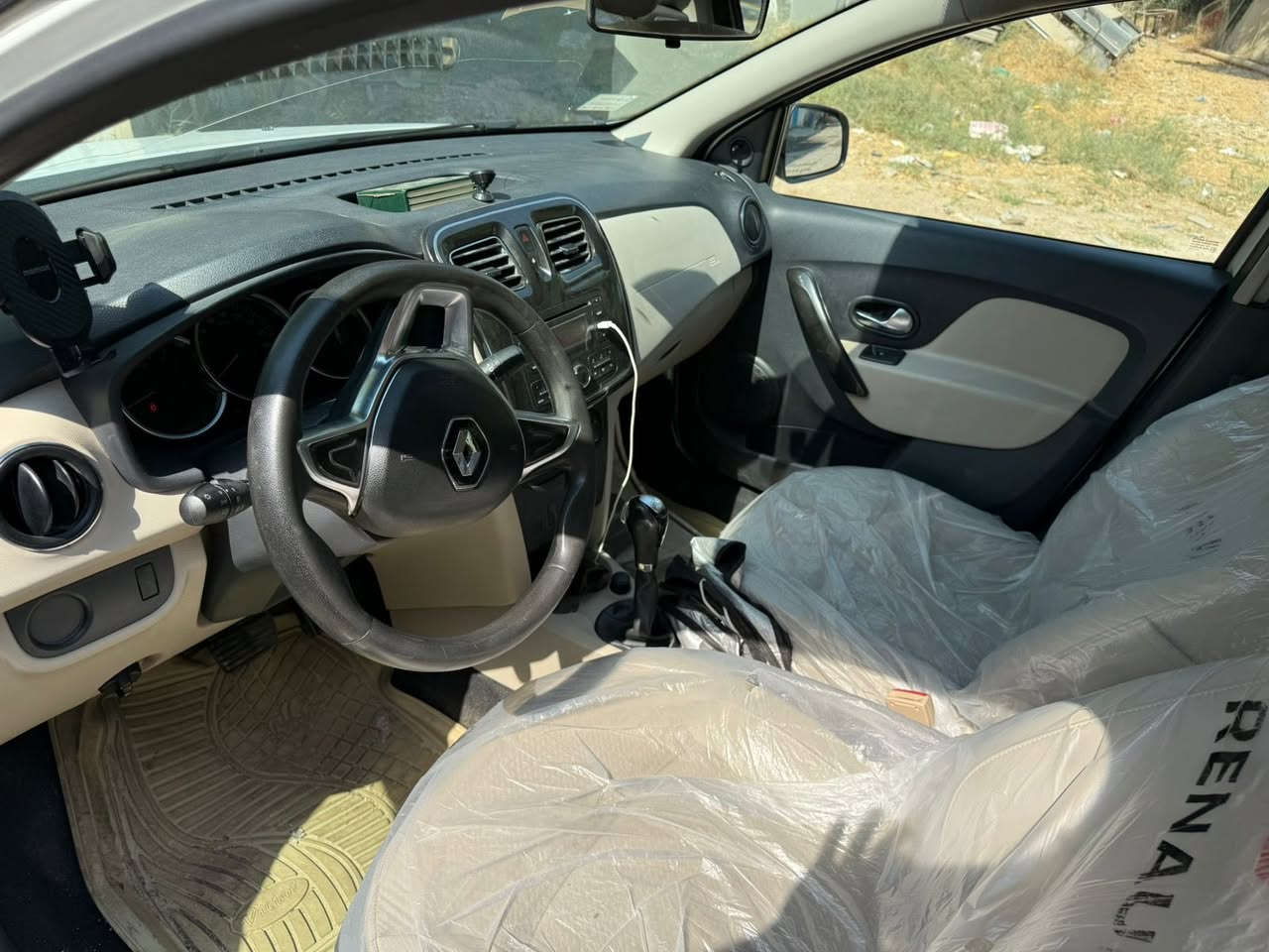 السلام عليكم رينو سمبل 2020 مكفوله من الصبغ بيه فقط بارد ماشيه 102 كيلو تقريبا جاهزه مكينه كير خير من الله السعر 85 وبيه مجال مكانه بغداد للاستفسار ***********
