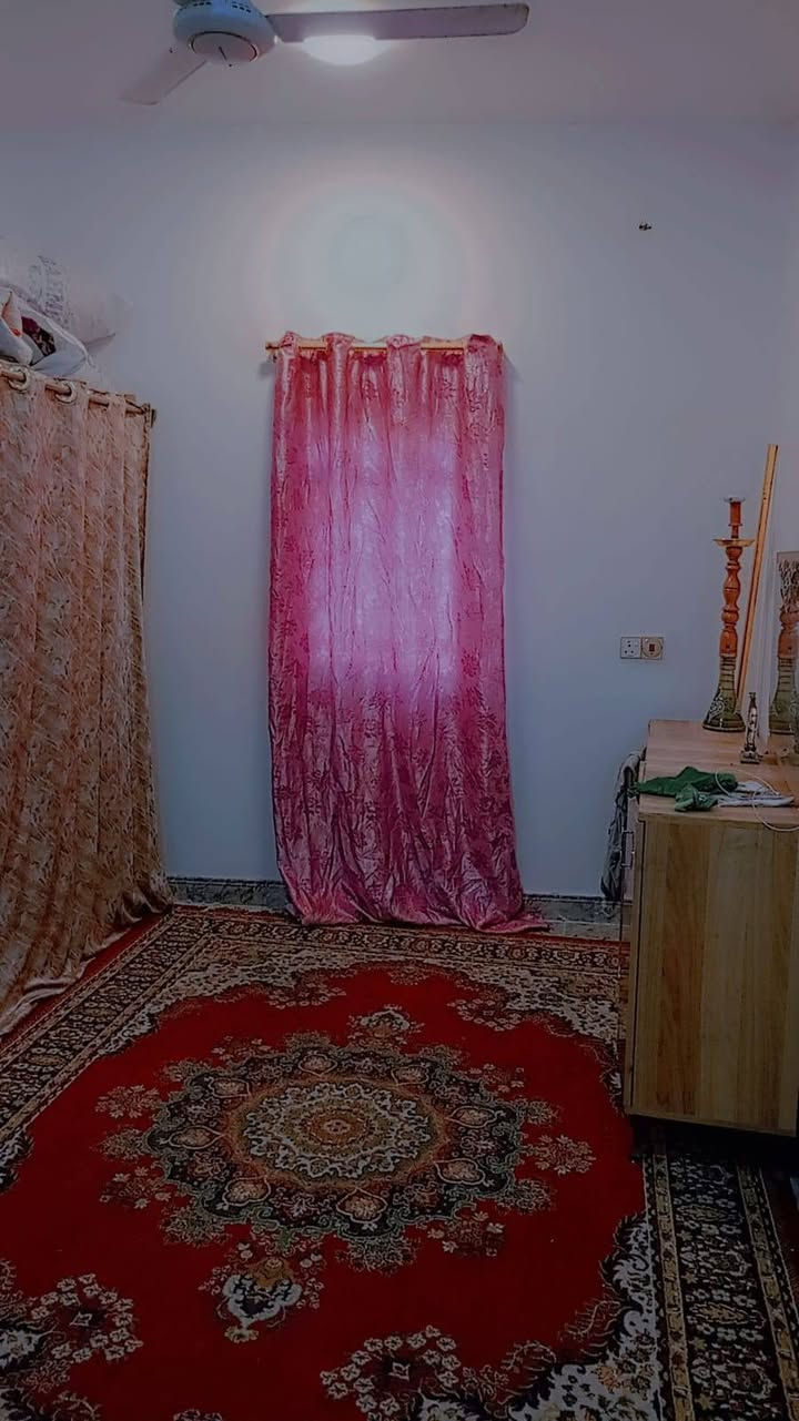 بيت بلديه شارع حمدان ريسي يبعد ١٠متر تبليط وماوكهربا يحتوي على قرفتين وصاله ومطبخ ستقبال وحمام ومدخل حمام خرجي كهربائيّ ماء السعر ٣٥مليون وبي مجال اتصل ***********
