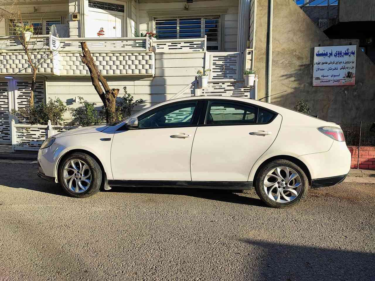 جۆری سەیارە: ئێمجی ٦ ی تۆربۆ     (MG6 Turbo)
مۆدێل: ٢٠١٤
قەبارەی مەکینە: ١٨ ی تۆربۆ
تایبەتمەندی: سلاید، کوشن جلد، بادڵ شەفت، شاشە وەسەت، گێڕ عادی و ئۆتۆ و سپۆڕت، کامێرا و چەندین تایبەتمەندی تر

سەیارەکە تەواو جاهیزە و هیچ نوقسایەکی لە گێڕ و مەکینە نییە

سەبارەت بە لێدراویش تەنها درگای سەکنی پەڵەیەکی هەیە و دیوی سایەقی خەتێکی زۆر ووردی هەیە لە سایەقەوە بۆ دواوە

سەیارەکە زۆر بە هەڵمەت و بەهێزە هیچ کێشەیەکی نییە الحمدللە 
بۆ زانینی نرخ و زانیاری زیاتر پەیوەندی بکەن بەم ژمارەیەوە

0770 191 36 26
