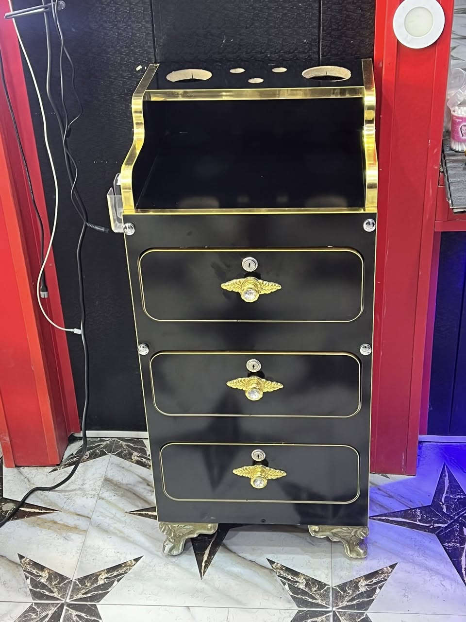 السلام عليكم متوفر ميز ملكي ومكينه FG الميز نضيف وجديد مستخدم كلش قليل والمكينه مستخدمه كلش قليل سعر الميز 80 والمكينه 35 وبيها مجال لطيبين رقم الهاتف ***********
