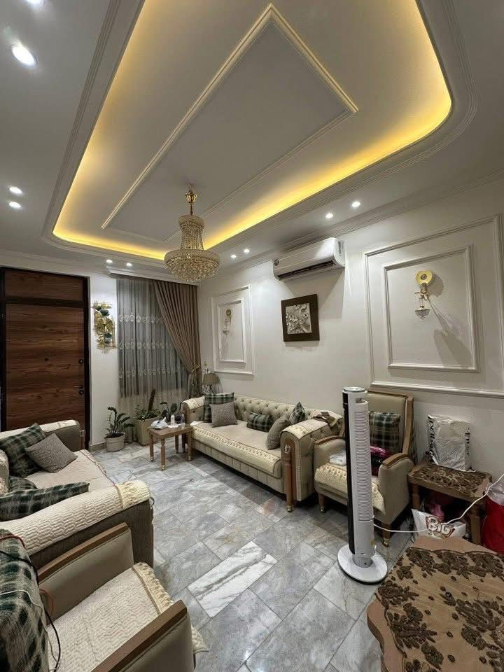 🏡دار حديث للبيع🏡
🔺 المساحة : 90م واقع حال 95م
🔻الواجهة:4،75م. النزال:20م 
🔹سنة البناء : 2025
     🔶الطابق الارضي:     
       🔸️مدخلين 
       🔸استقبال
       🔸️صالة 
       🔸️مطبخ (حار + بارد)
       🔸️خدمات صحية 
       🔸️غرفة نوم كبيرة
       🔸منور جانبي  
 
🔶الطابق الاول:  
       🔸️عرفتين نوم كبيرة (سويت)       
       🔸صالة 
       🔸️خدمات صحية 

📌موقع الدار/ حي البنوك خلف شارع الميثاق
🔶شارع 15+ رصيف 
_____________________________________________
للاستفسار مراسلة الصفحة على الخاص 
او الاتصال على الارقام التالية:
☎️***********
📞متوفر واتساب+واتساب

او مراجعة⭕ مكتب الدار للوساطة العقارية⭕
📍 عنوان المكتب: حي البنوك بداية شارع الكنيسة من جهة الجسر
