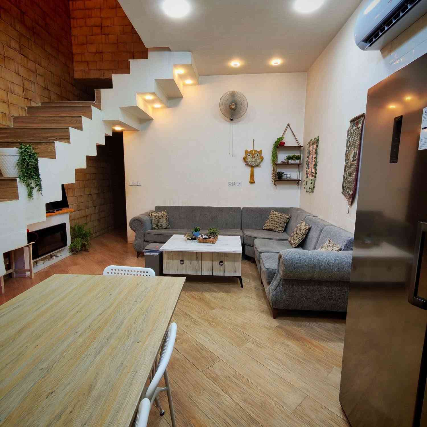 ⭕فرصة⭕الدار مطلوب قرض اسكان ‼️
🏡 دار سكنية حديثة "درجة أولى" للبيع في بغداد - البلديات ✨

فرصة لا تعوّض! بناء حديث (2021) وتصميم معماري مميز استغل كل شبر.

📍 العنوان والموقع:

 المدينة: بغداد - البلديات / منطقة المتميزين (موقع استراتيجي ومميز).

 الشارع: تقع الدار على شارع مرتب وعريض (بعرض 15 متر) وسط جيران محترمين.

 الخدمات المجاورة: قريبة جداً من السوق التجاري، والمول، والمدارس، والعيادات الطبية، والمصارف.

📐 المساحة والأبعاد:

 المساحة الكلية: 100 متر مربع.

 الأبعاد: الواجهة 5 متر | النزال 20 متر.

 السند: طابو ملك صرف (جاهز للتحويل الفوري).

🧱 تفاصيل ومواصفات الدار الداخلية:

 🛏️ عدد غرف النوم: 3 غرف نوم بنظام أجنحة مريحة (1 أرضي + 2 سويت علوي Suite).

 🛋️ صالة الاستقبال: صالة استقبال فخمة مع حمام ضيوف مستقل.

 🛋️ صالة المعيشة والجلوس: تشمل صالة معيشة (هول داخلي) بمساحة واسعة مريحة (4.5 × 5.5 متر) بالإضافة إلى صالة جلوس إضافية للعائلة.

 🔝 البيتونة: واسعة جداً بمساحة غرفة كاملة (5 × 4.5 متر).

⭐ مميزات إضافية وعامة للدار:

 بناء حديث وتستحق الوصف بـ "درجة أولى" من حيث المواد الإنشائية والتصميم.

 تشطيب نظيف جداً وجاهز للسكن الفوري.

 تصميم ذكي يوفر تهوية ممتازة وإضاءة طبيعية لكافة الغرف والصالات.

 الدار مناسبة جداً للعوائل التي تبحث عن الراحة والاستقرار.

💰 السعر والملاحظات المالية:

 السعر: السعر يُحدد عند الاتصال (اتصل للمزيد).

 ملاحظة: الدار مطلوب عليها قرض إسكان.

📞 للإستفسار والمعاينة المباشرة:

يرجى التواصل مباشرة مع المالك عبر الرقم:

***********
