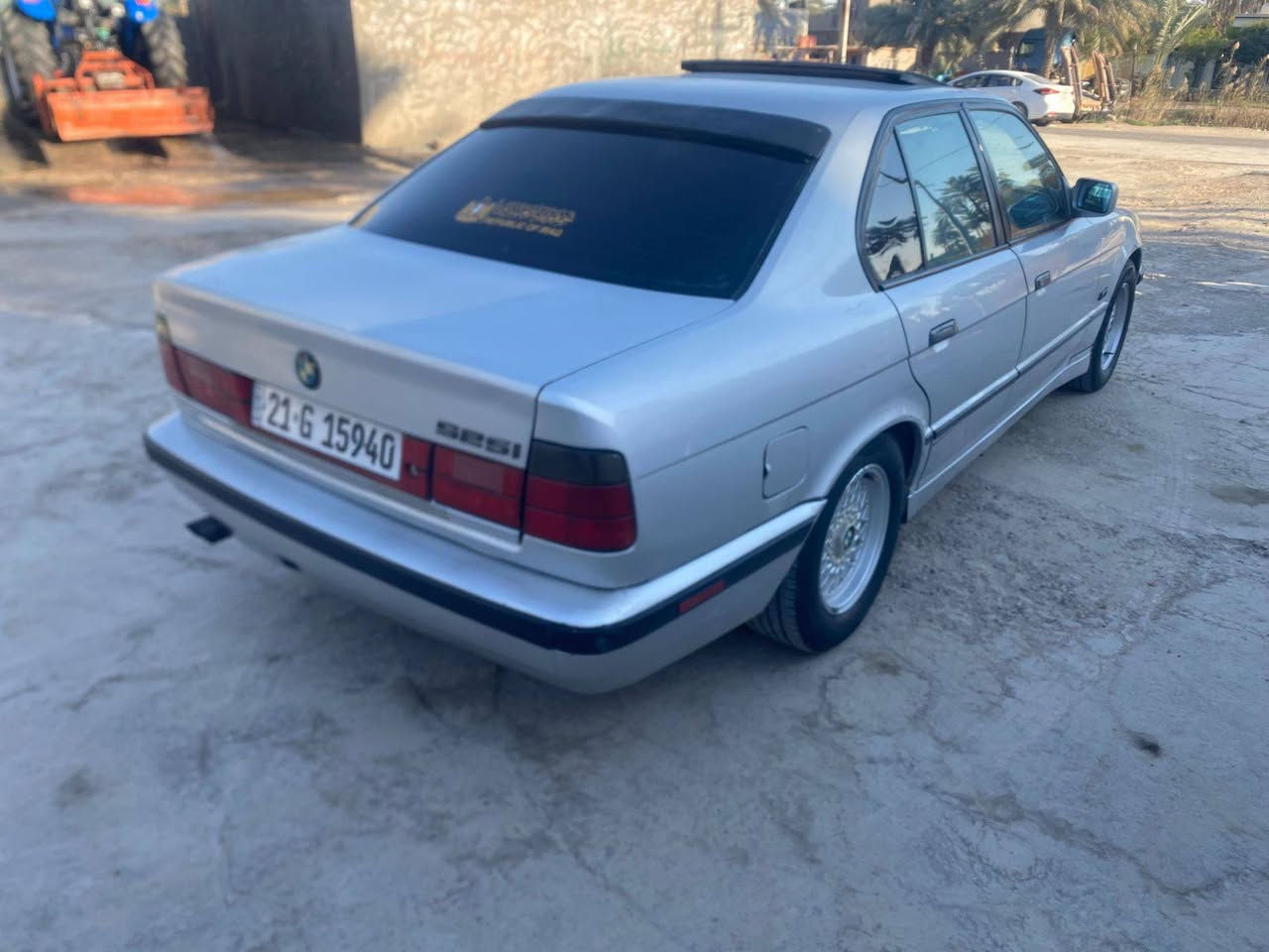 يا الله 525 اصل بليته وتكمه 1990
محرك مسكر عدل 25 نعومه فول 
كير الماني 
شلعه تحرك التاير جواهه 
شرط ترايك 200
فلنجات دسكات جدد 
عزل صوت فول بيهه 
تخم تاير 
رادتر جديد 
بجم عريض 
سلايت شغال 
تبريد شغال ثلج 
دركه ام 
سستم صوت جديد 
برده خلفيه وبردات جانبيه بلاد 
غرفهم جلد جديده 
كهربيات بلاد 
مالكه عربي تريد تحويل تريد وكاله 
مكان بابل ***********. السعر 62
