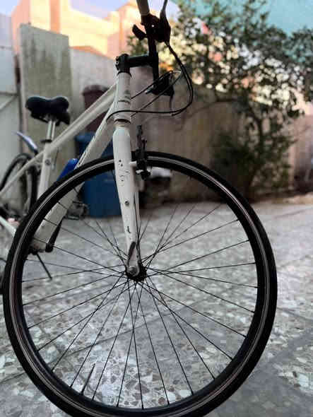 السلام عليكم 
بايسكل C700 ماركة مبردا  MERIDA حجم 28 معدن المنيوم ويالة ماركة جاينت سستم شيمانو تورني موديل حديث مضلع تبديلات الكير 3*8 البايك مختم ميردا خفيف وسلس مناسب للمسافات البعيده كامل مابي نقص السعر 150 الف وبي مجال مكاني الكاظمية او ساحة عدن ***********
