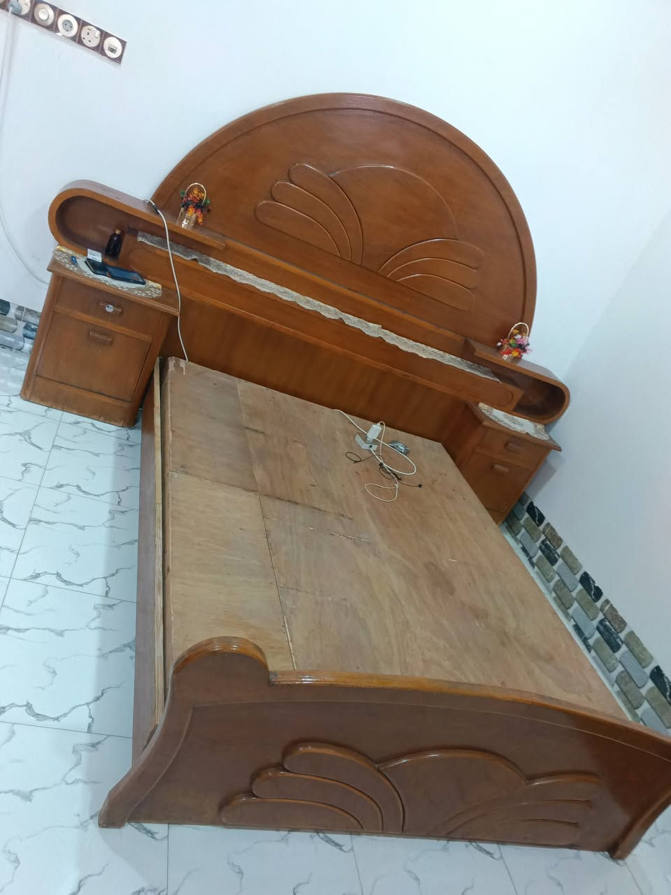 غرفه خشاب البيع خمس بواب ملحق السعر ٦٠٠ وبيها مجال حي السماح الولا الرقم ***********

