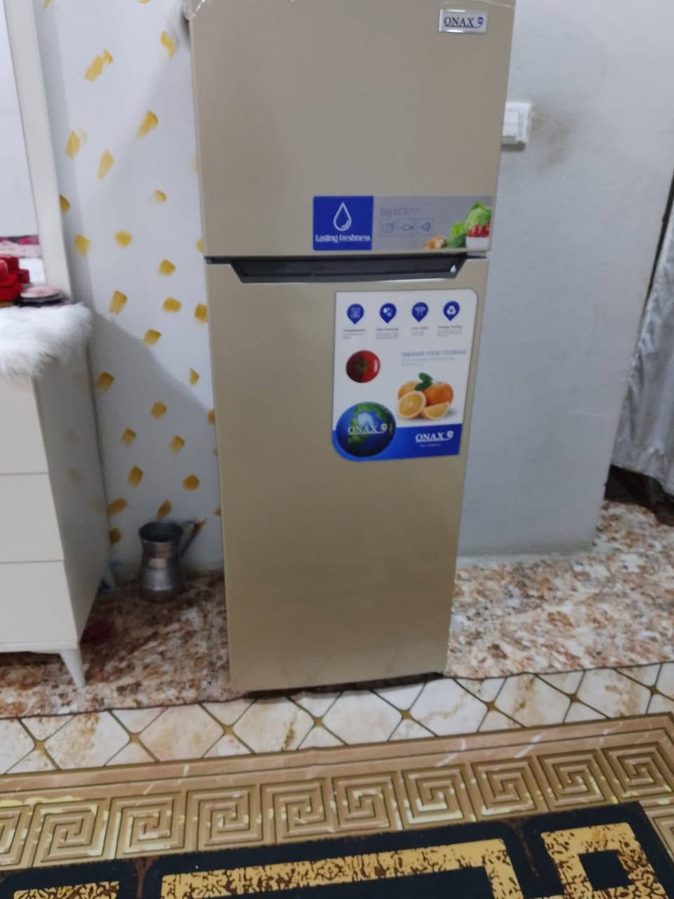 سلام عليكم ثلاجه 10قدم للبيع ستعمال يوم واحد ومامشغلها اصليه سعر 220الف الرقم***********
