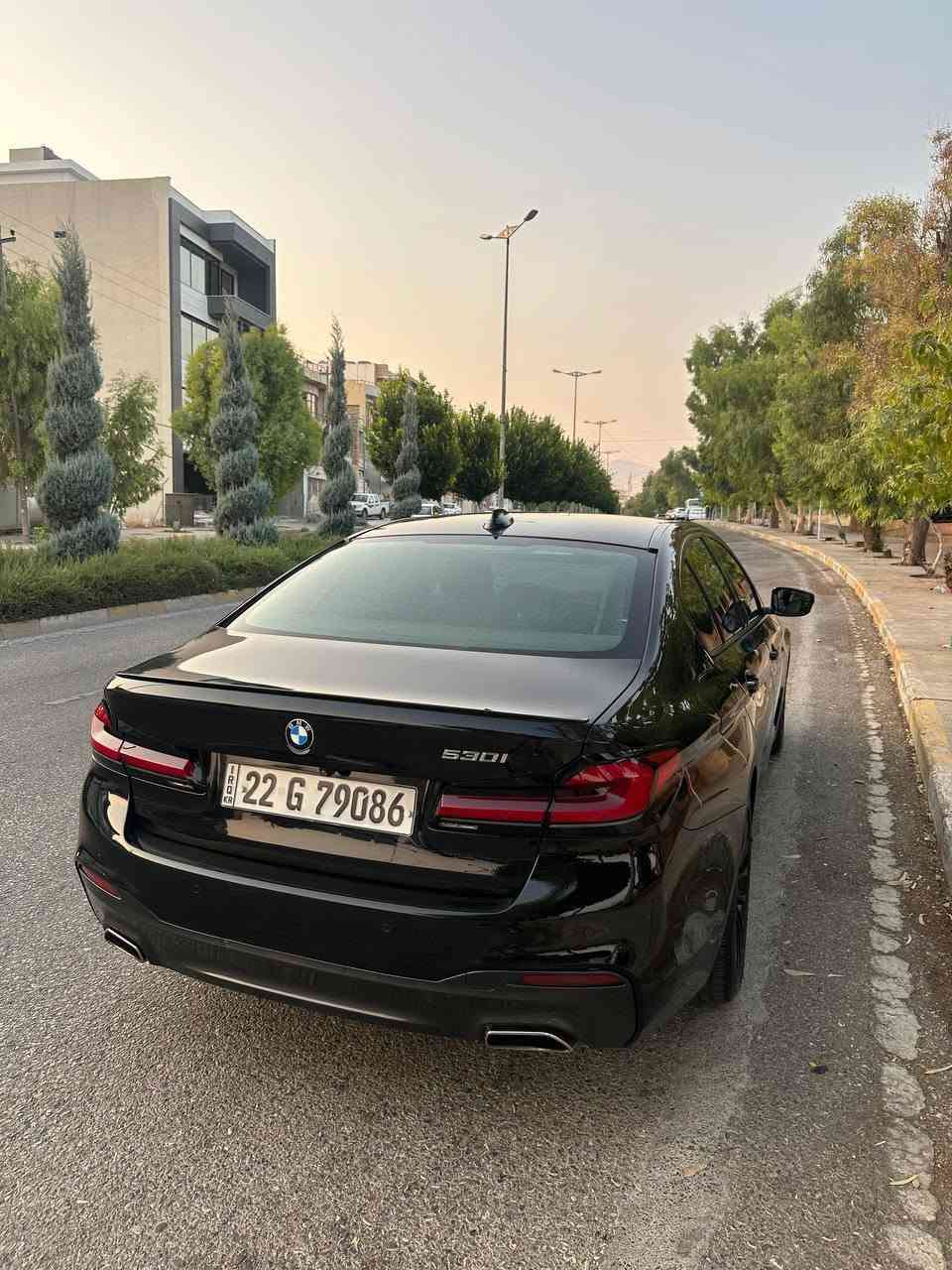 🚗 بۆ تنئۆتۆمبێلێکی بێوێنە لە جوانی و خاوێنیدا 🚗
🔥 BMW 530i - مۆدێل 2018 🔥
ئۆتۆمبێلەکە نموونەیە لە جوانی، سفری شەریکەی (ئەل عروش) بووە. مەسرەفی کاملی تێدا کراوە و بەتەواوی بێ مەسرەفە (یەک دینار مەسرەفی تیا نییە)، ئامادەیە بۆ لێخوڕین.
📌 زانیارییە سەرەکییەکان:
 * مۆدێل: 2018 (سفری شەریکەی ئەل عروش)
 * ڕەنگ: ڕەشی قەتران
 * بزوێنەر: 4 بستۆنی (Twin Turbo) زۆر بەهێز و ئابووری.
 * ڕۆیشتن: 180,222 کیلۆمەتر.
 * بۆیاخ: تەنها ٤ پارچەی لای سەکن بۆیاخە (هەردوو دەرگا و چەمەلەغی پێشەوە و دواوە)، بەبێ ناوگرتن و بێ هیچ کێشەیەک.
 * شێوەی دەرەوە: کیتی (M-Sport)ی لەسەرە، بە ویل و گریلی پێشەوەی ڕەش.
 * لایت: لایتەکانی پشتەوەی گۆڕاوە بۆ مۆدێلی 2022.
✨ مواسەفات و تایبەتمەندییەکان:
 * سڵاید.
 * ناو فۆڕمیکا و کوشن جلد (ڕەنگ قەیسی)، کوشنەکان کارەبایین.
 * ٥ پەردەی بیلاد.
 * شاشەی ئەلیکترۆنی لەگەڵ سیستەمی تەحکوماتی شاشە بە ئیشارەتی دەست (Gesture Control).
 * کامێرای دواوە، ڕادار و حاسەی پێشەوە و دواوە.
 * سوکان ڤۆلیۆم، کروز کۆنترۆڵ (تەحکومی خێرایی) و هەموو تەحکوماتێک لەسەر سوکان.
 * ٤ مۆدی لێخوڕینی جیاواز (Eco, Normal, Sport, Individual).
 * ڕووناکی ناوەوە (Ambient Light) بە چەندین ڕەنگ.
 * سیستەمی ئەپڵ کارپلەی (Apple CarPlay).
 * بەسمەیە و ٣ سویچی بیلادی لەگەڵدایە.
 * سیستەمی Auto Hold و هاندبرێکی کارەبایی.
 * تەبرید مەرکەزی.
 * تابلۆی هەولێرە.
💰 نرخ: 215 و مەجالی تێدایە.
📞 بۆ پەیوەندی کردن:
📱 ***********
📍 شوێن: سلێمانی السليمانية, العراق
