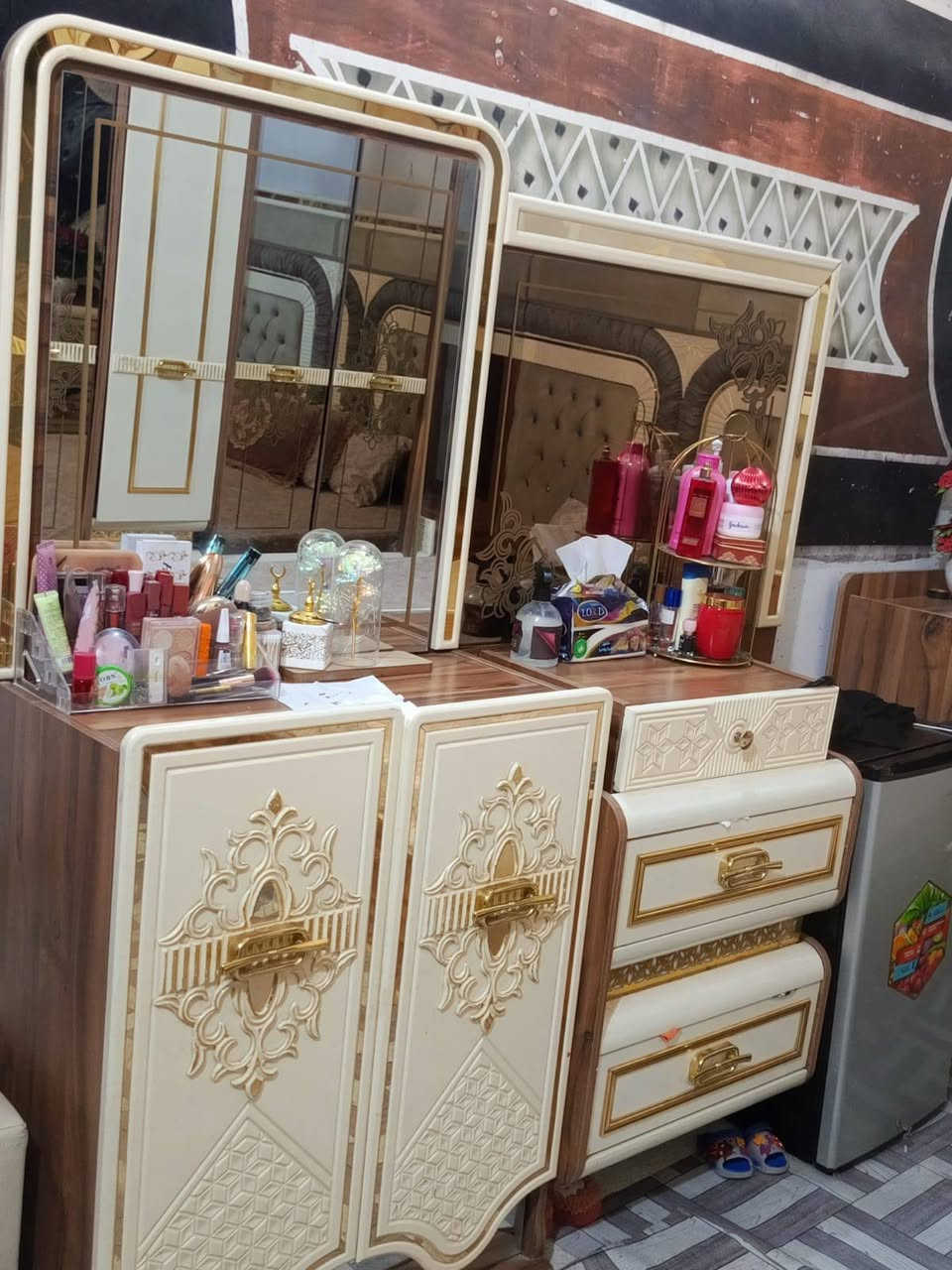 سلام عليكم غرفه اخشاب تركي مستعمله سنتين لغرفه كلش جديده سعره مليون ونص مكان النهروان خلف مطعم ديوان وهاذ رقم بيه واتساب واتصال ***********
