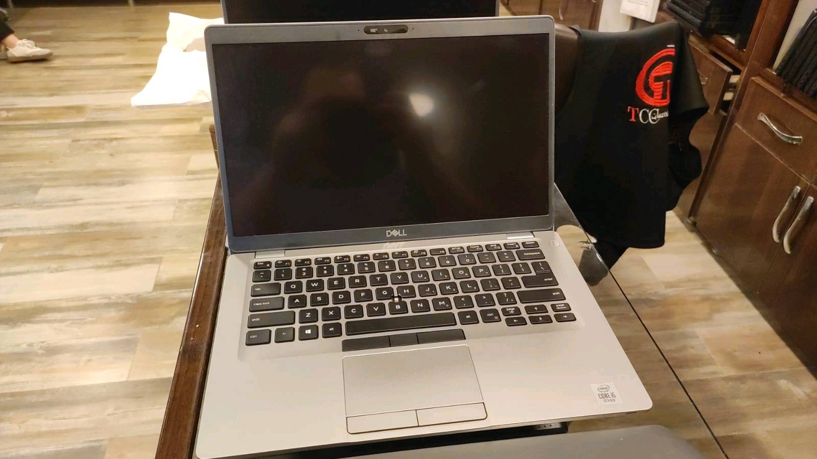 سلام عليكم 
1/لابتوب كور i5 جيل 10 
2/رام 8 (هارد 256SSD)
3/حجم الشاشه 14 انج 
4/(لمس) كيبورد انكليزي و بي لزكات عربي نضافه 95/100 
فقط شخط بسيط بل ضهر تصلن ما يبين 
5/كيبورد RGB
6/شاحنه لاصليه 
السعر 375و بيها مجال للشراي (بسيط)العنوان ميسان حي الشهداء بلخدمي للستفسار الاتصال على الرقم (***********)