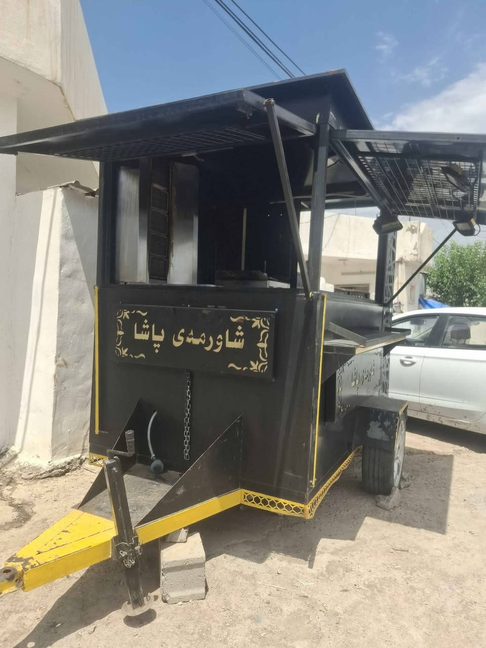 كؤشكي شاورمه  بةكامل ئةشياي خؤي لةكةلة
بؤ فرؤشتن خاوينه زؤر زؤر دةتواني بةسةيارة راكيشي بؤ هةمو شونيك دةبيت ماشالله دةوي مالي يشو كةسابةته سعري ٢٠ ورقه تؤزك معمله 
***********
*********** wats app أربيل, العراق
