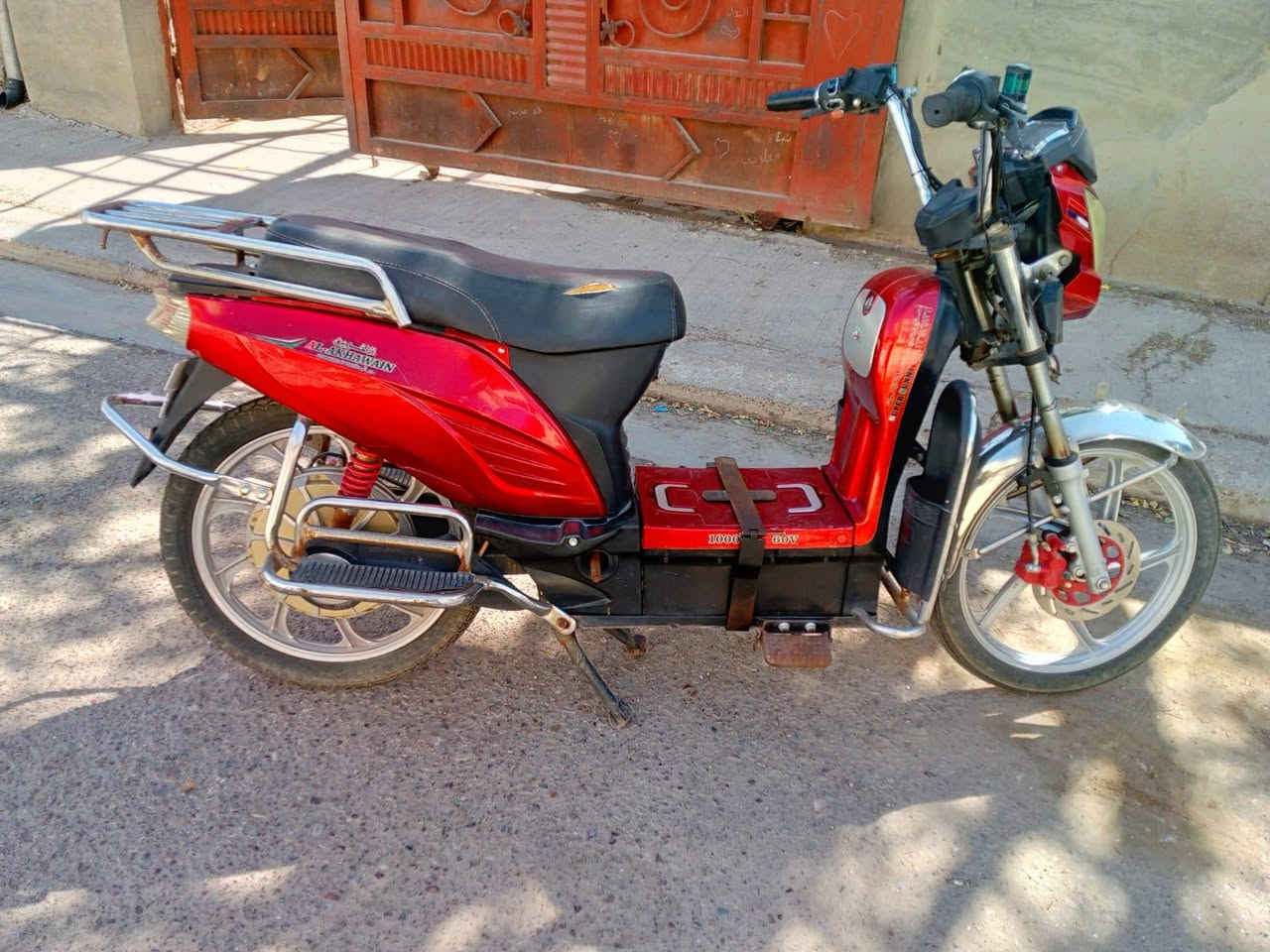 ماطور شحن للبيع
كامل كلشي شغال 
ماطور نضيف حيل 
بدون بطاريات 
السعر 225بي مجال 
الي يريده يتصل 
***********
