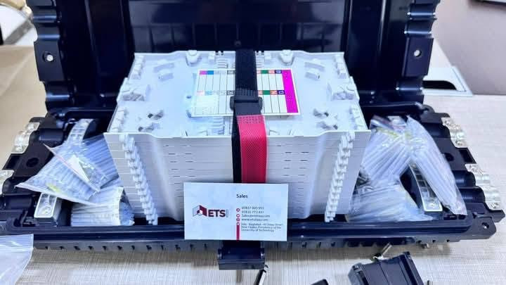 متوفرر 🔥🔥
 Closure  Horizontal miraqles 288f inline   :
كلوجر فايبر 288 كور – حل احترافي للمشاريع الكبيرة مخصّص للشبكات الرئيسية بسعة عالية، داخل الكلوجر توجد  كاسيتات💿وظيفتها ترتيب وحماية لحامات الفايبر ،كل كاسيت يحتوي على مسارات الفايبر واماكن تثبيت اللحام Sleeves وارقام أو اللوان للتعريف ويتم توزيع الفايبر من الكابل الرئيسي على الكاسيتات حسب ترتيب الألوان العالمي ، وداخل الكاسيت يتم لحام الفايبر وتثبيت اللحامات بشكل منظم.👌🏻.
التصميم الهورزنتل يقلّل الانحناء ويحافظ على جودة الإشارة، ويسهّل الصيانة والتوسعة بدون أي تعقيد👍🏻.
مغلق بإحكام ومقاوم للمطر والغبار والعوامل الجوية🌧️ مناسب للاستخدام الخارجي والداخلي💯.
✔️ سعة 288 كور
✔️ كاسيتات هورزنتل مرفقة
✔️ تنظيم ممتاز + حماية عالية
✔️ مثالي للمشاريع الكبيرة والتوسعة المستقبلية
اختيار المهندسين للمشاريع الكبيرة… تنظيم ذكي، حماية عالية، واعتمادية طويلة الأمد 👌🏻📡
📌 متوفر الآن لدى ETSI  —حلول أحترافيه لشبكات الألياف الضوئية 
🚗تتوفر خدمة توصيل لجميع المحافظات
لاتفوت الفرصة !  أطلب الآن:
للاستفسار أو الطلب :
📞 ***********
📞 ***********
📞***********
📩 info@etsiraq.com
📍 شارع الصناعة – قرب فلكة رئاسة الجامعة التكنولوجية
