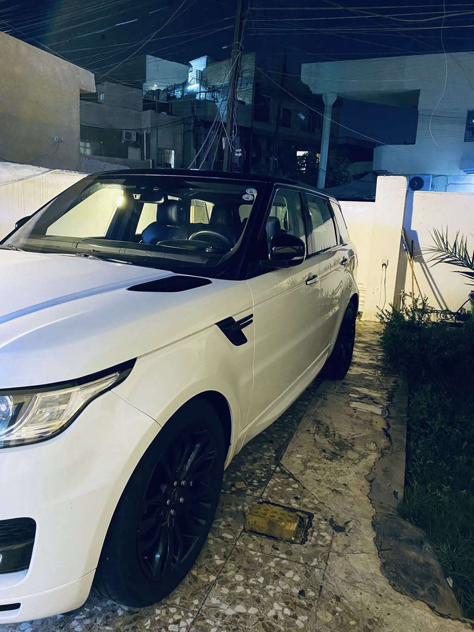 السلام عليكم رانج سبورت (HST)موديل 16فول مواصفات بانورامه بيبان بصمه وارد امركي داخل اسود حادثها فقط شي بسيط بالبنيد بدون دواخل السياره جديده جداً مكان السياره بغداد الغدير للاستفسار ***********
