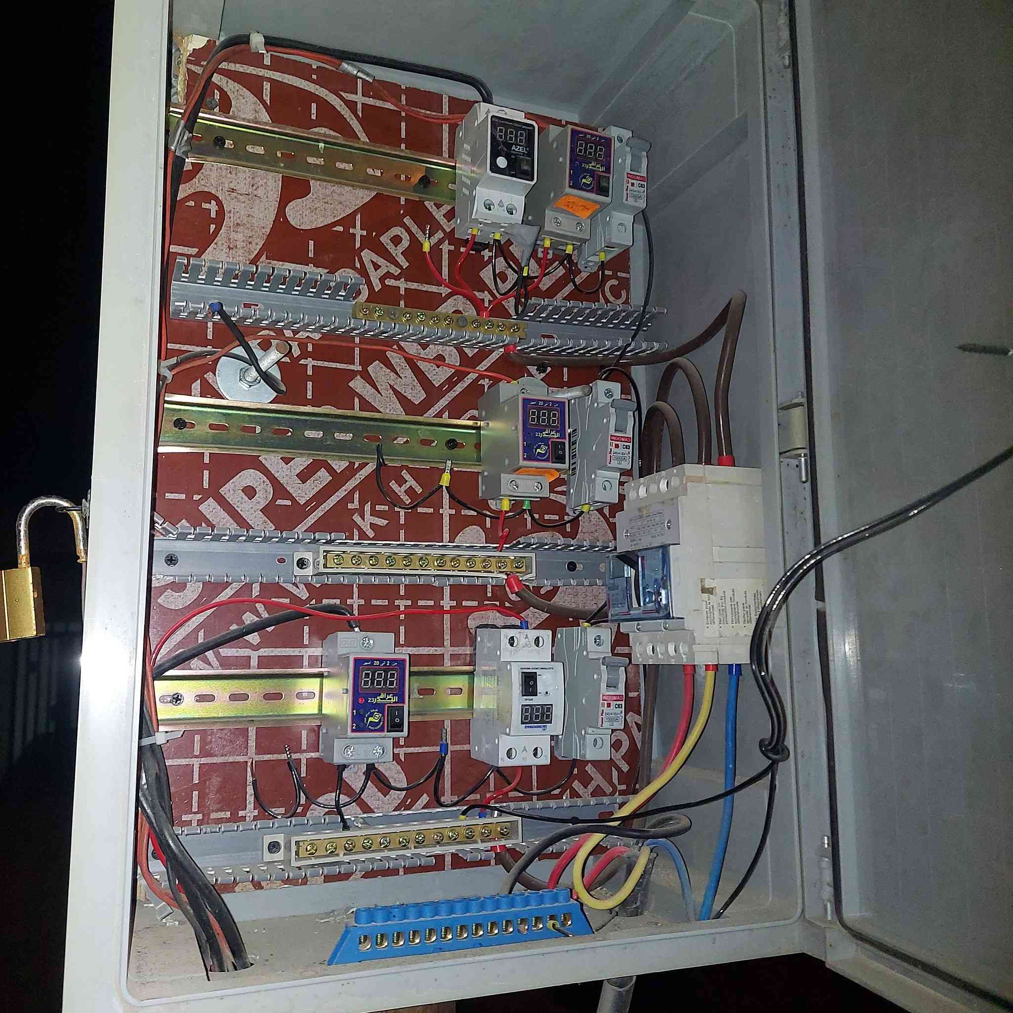 السلام عليكم مولده كامه للبيع معى كابينات مولد عدد3 جاهزات ومأسسات مكان بابل المسيب ***********
