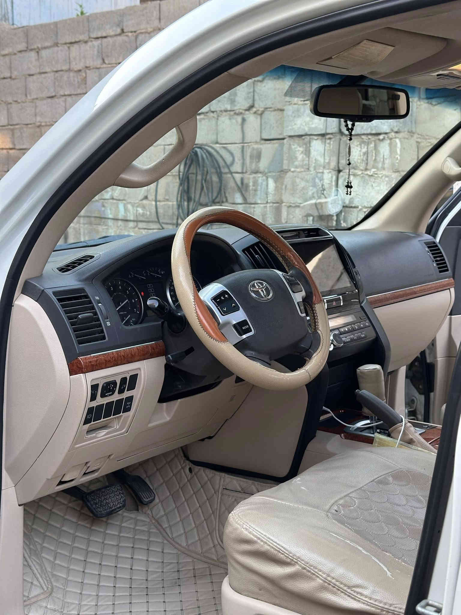 السلام وعليكم 
للبيع لاندكروز 2012 خليجي فول موصفات محرك 4700
مواصفات GXR الموصفات ثلاجه مري شفط زنون عالي ناصي حساسات الممشى 270 الف رقم بغداد شبه مميز
بصمة تشغيل بصمة ابواب اشارة ترحيب السيارة كفاله من الصبغ وتبديل كفالة محرك گير مكان السيارة لانبار /فلوجة
السعر/38000 وبي مجال
لاتصال: ‭0783 320 0900‬
